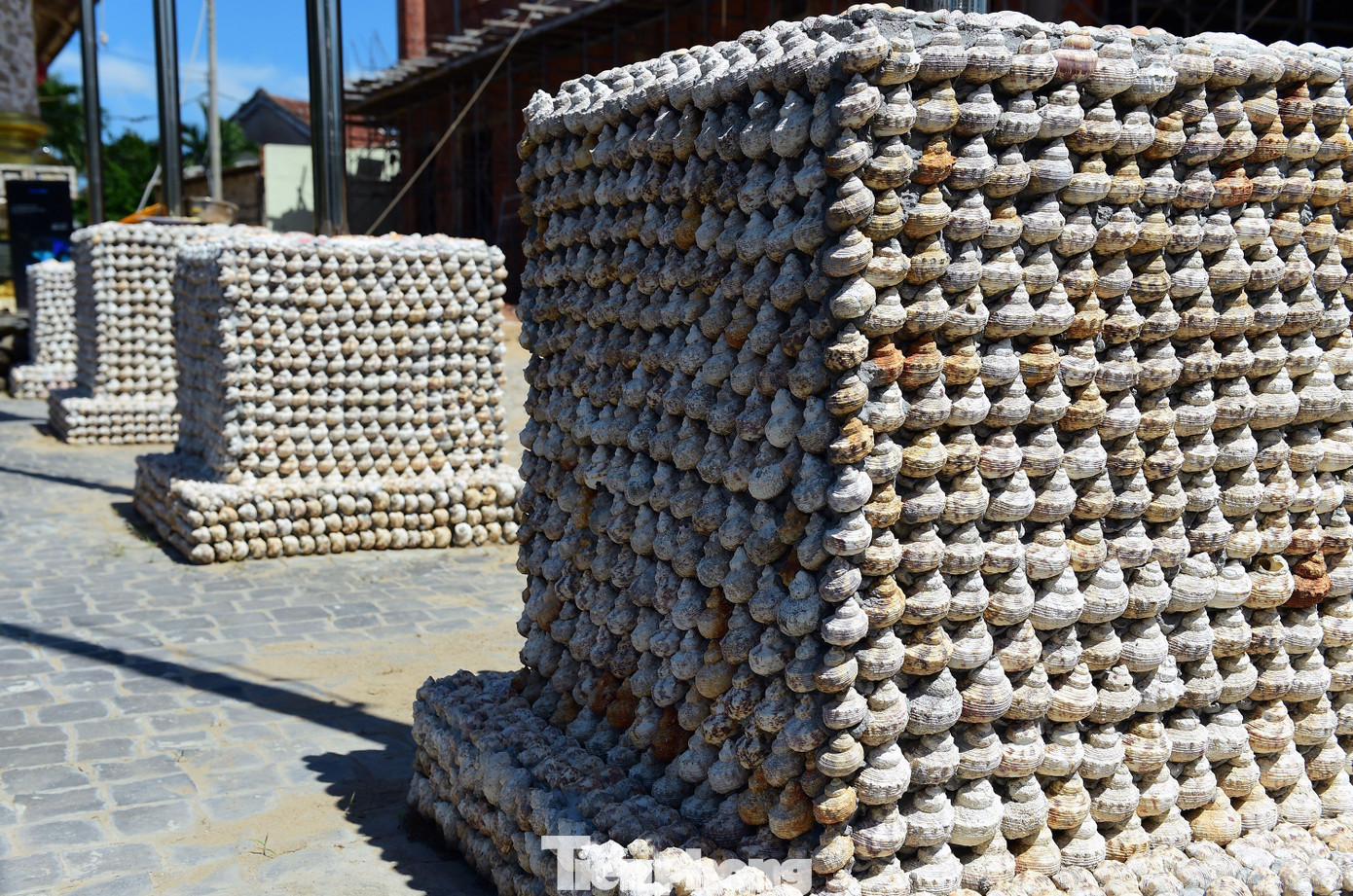 Những người thợ đã cố gắng tận dụng mọi chất liệu sẵn có để làm chùa. Ngoài san hô như ở cột trụ bên ảnh phải, họ còn dùng vỏ ốc để tạo thành các chân cột cờ như ảnh trái. Họ cũng kết hợp vỏ trai, được tạo hình phật quan âm, cho các miếng ốp trang trí. Những người thợ đã cố gắng tận dụng mọi chất liệu sẵn có để làm chùa. Ngoài san hô như ở cột trụ bên ảnh phải, họ còn dùng vỏ ốc để tạo thành các chân cột cờ như ảnh trái. Họ cũng kết hợp vỏ trai, được tạo hình phật quan âm, cho các miếng ốp trang trí.