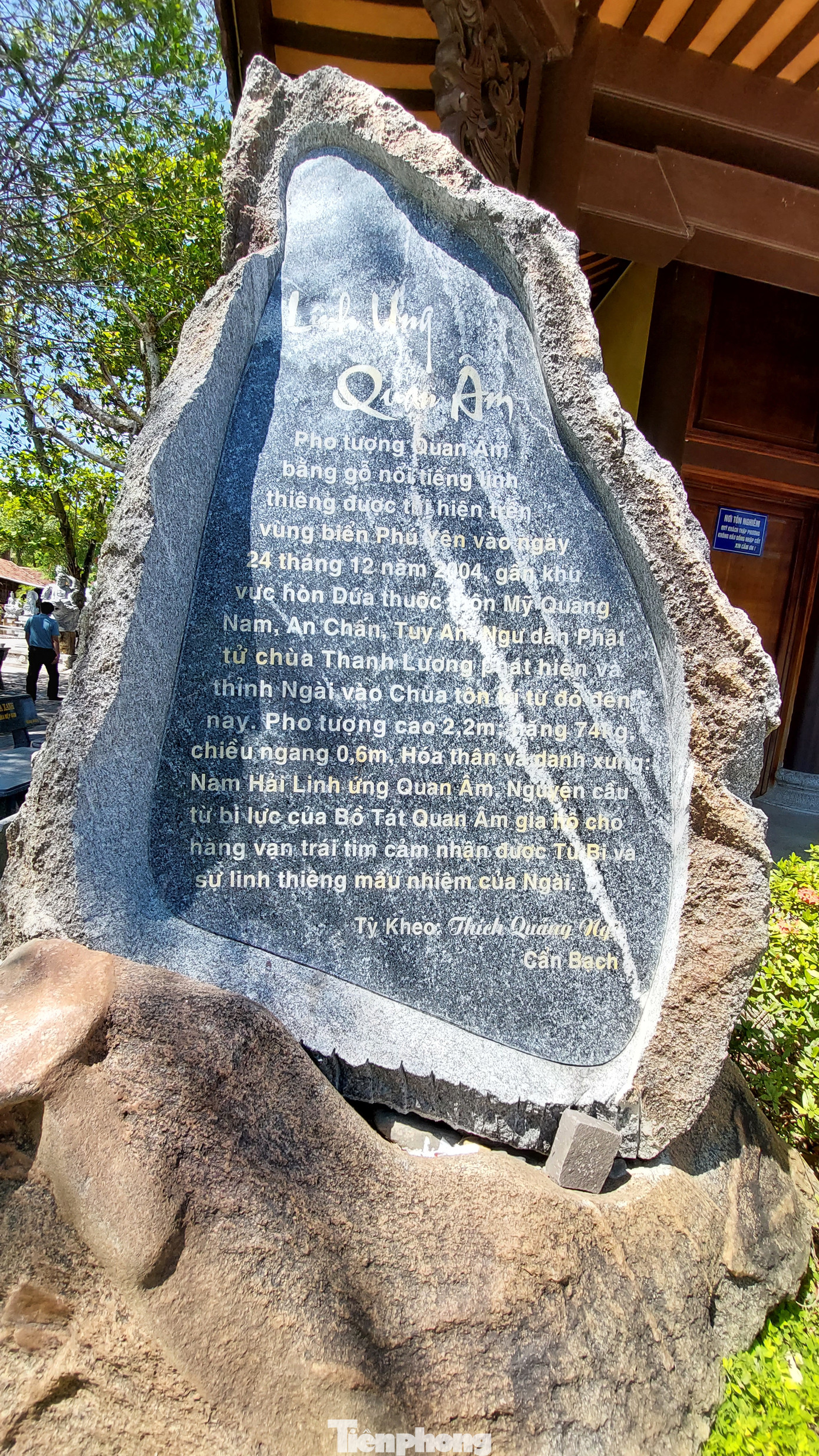 Ngoài sự độc đáo, chùa Thanh Lương còn nổi tiếng với bức tượng Quan Âm bằng gỗ được phát hiện gần biển Hòn Dứa vào năm 2004, sau đó được người dân và nhà chùa tổ chức rước về chùa thờ tự. Câu chuyện tượng Phật khiến ngôi chùa trở nên nổi tiếng và thu hút rất nhiều khách thập phương. Ngoài sự độc đáo, chùa Thanh Lương còn nổi tiếng với bức tượng Quan Âm bằng gỗ được phát hiện gần biển Hòn Dứa vào năm 2004, sau đó được người dân và nhà chùa tổ chức rước về chùa thờ tự. Câu chuyện tượng Phật khiến ngôi chùa trở nên nổi tiếng và thu hút rất nhiều khách thập phương.