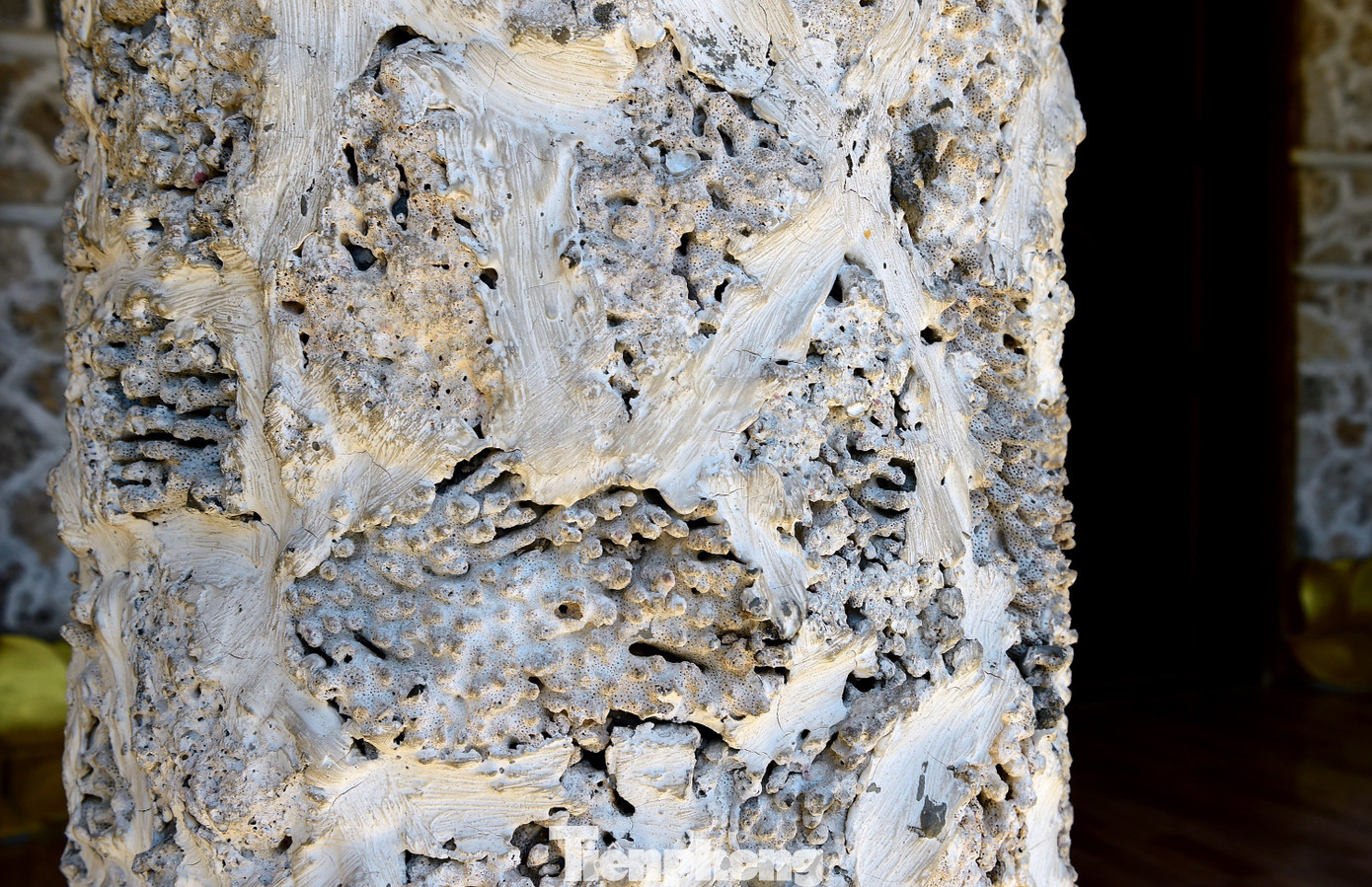 Những người thợ đã cố gắng tận dụng mọi chất liệu sẵn có để làm chùa. Ngoài san hô như ở cột trụ bên ảnh phải, họ còn dùng vỏ ốc để tạo thành các chân cột cờ như ảnh trái. Họ cũng kết hợp vỏ trai, được tạo hình phật quan âm, cho các miếng ốp trang trí. Những người thợ đã cố gắng tận dụng mọi chất liệu sẵn có để làm chùa. Ngoài san hô như ở cột trụ bên ảnh phải, họ còn dùng vỏ ốc để tạo thành các chân cột cờ như ảnh trái. Họ cũng kết hợp vỏ trai, được tạo hình phật quan âm, cho các miếng ốp trang trí.