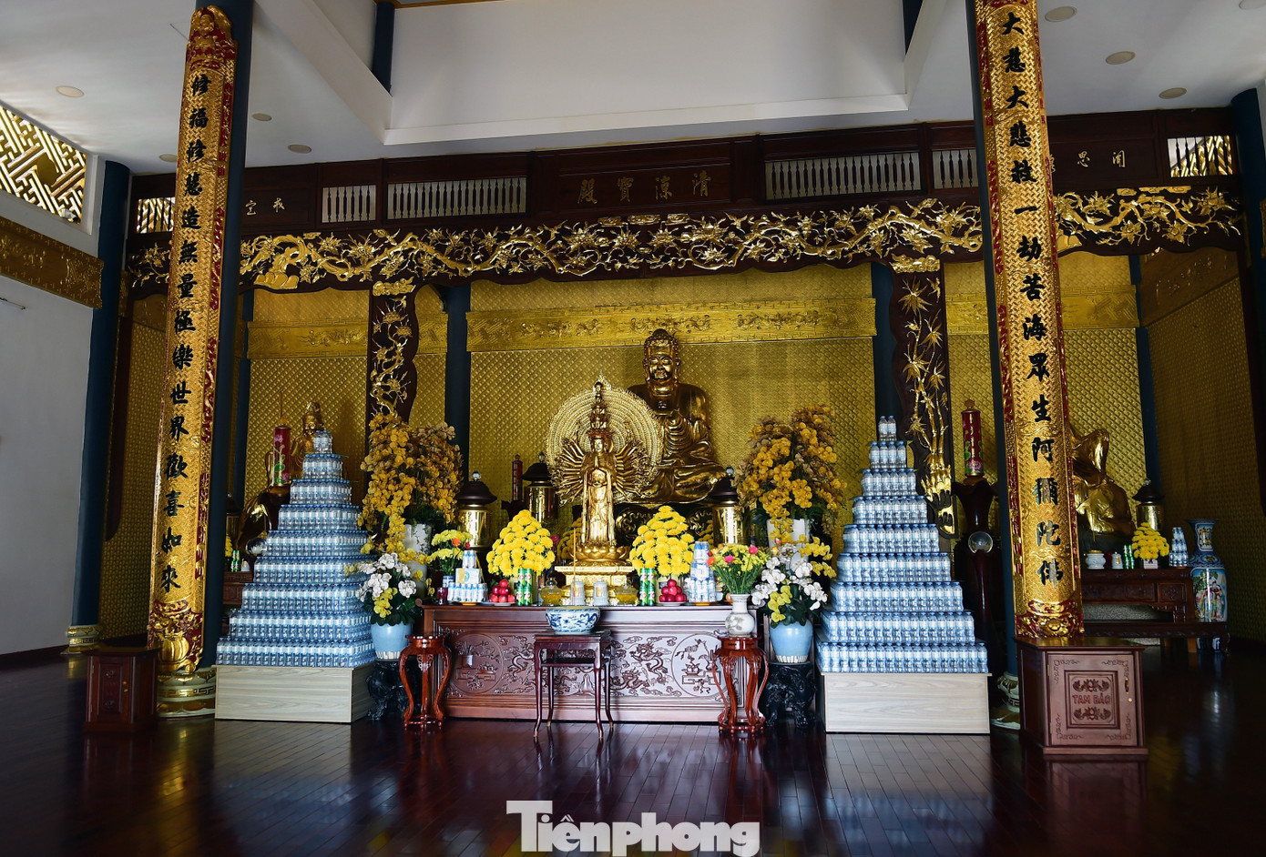 Được biết, một vật liệu cũng rất quan trọng khác là gáo dừa. Những mảnh gáo dừa được mài nhẵn và ốp thay gỗ, tạo nên sự kết hợp hài hòa với tổng thể, đồng thời nhấn mạnh sự dung dị của ngôi chùa. Được biết, một vật liệu cũng rất quan trọng khác là gáo dừa. Những mảnh gáo dừa được mài nhẵn và ốp thay gỗ, tạo nên sự kết hợp hài hòa với tổng thể, đồng thời nhấn mạnh sự dung dị của ngôi chùa.