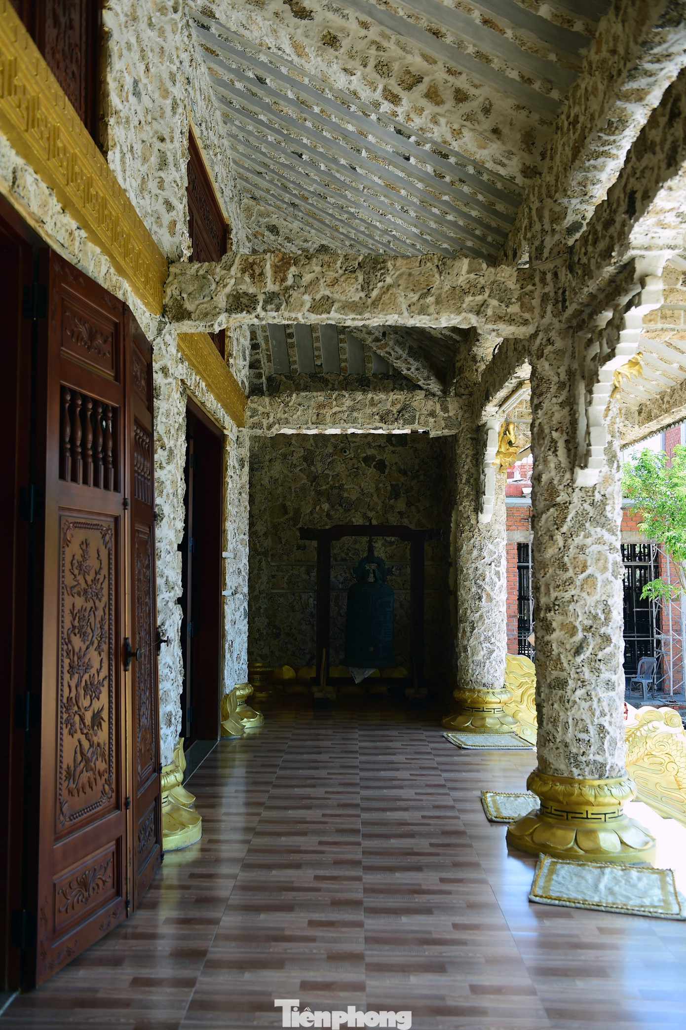 Ngôi chùa có kết cầu bốn phần, gồm cổng Tam Quan, hồ Long Thủy, Điện Quan Âm và Thiền đường. Hệ thống kèo, xà, cột trụ, mái và các chi tiết trang trí đều được làm từ san hô. Ngôi chùa có kết cầu bốn phần, gồm cổng Tam Quan, hồ Long Thủy, Điện Quan Âm và Thiền đường. Hệ thống kèo, xà, cột trụ, mái và các chi tiết trang trí đều được làm từ san hô.