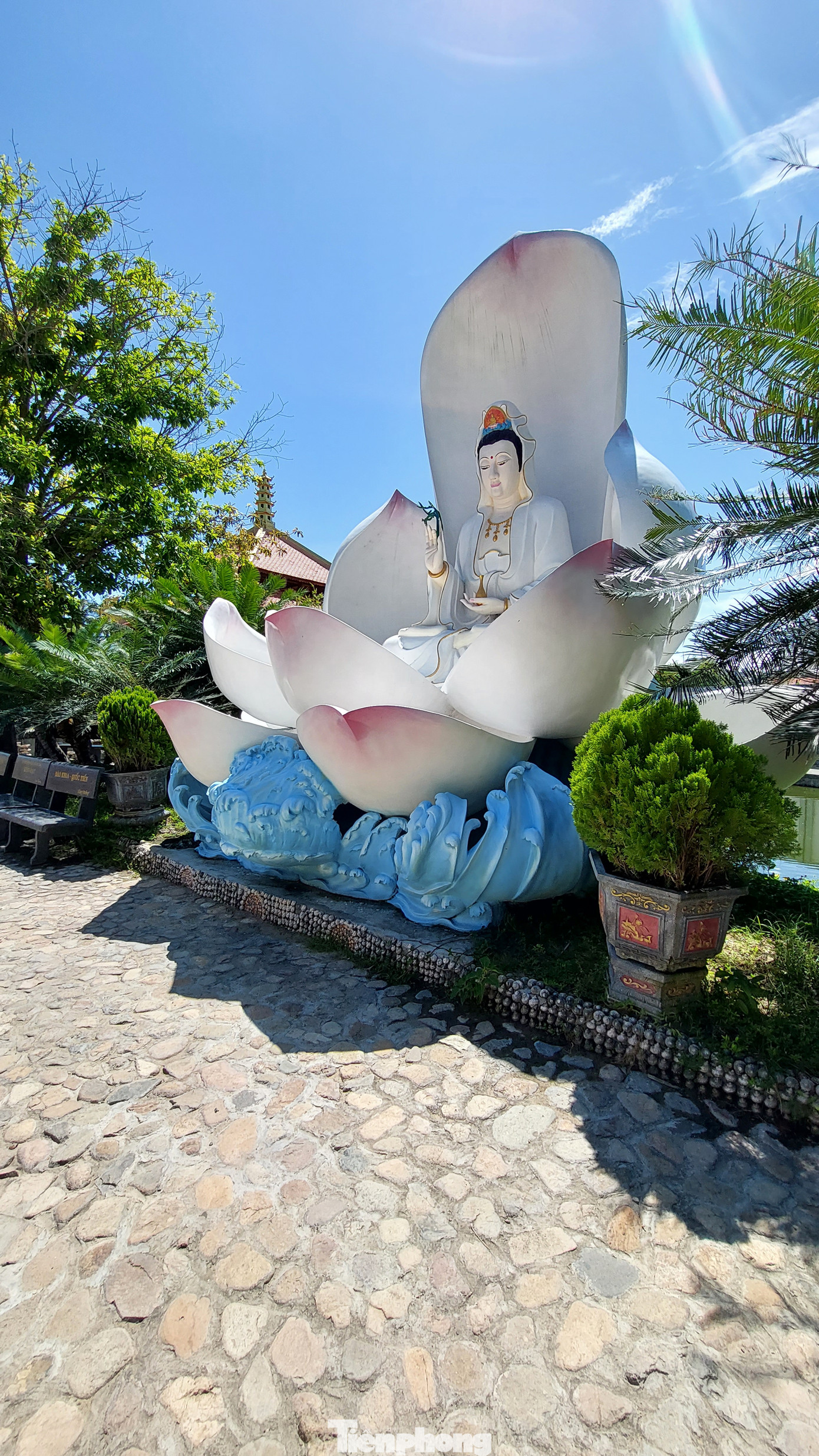 Cũng từ sự kiện này, chùa Thanh Lương đã dựng thêm bức tượng Phật bà cao hơn 7m nằm giữa hồ Long Ẩn. Ngoài ra còn một bức tượng Quan Âm khác ngự trên đài sen đặt ngoài sân chùa. Tất cả tạo nên một khuôn viên đầy trầm mặc, thanh tịnh và yên bình. Cũng từ sự kiện này, chùa Thanh Lương đã dựng thêm bức tượng Phật bà cao hơn 7m nằm giữa hồ Long Ẩn. Ngoài ra còn một bức tượng Quan Âm khác ngự trên đài sen đặt ngoài sân chùa. Tất cả tạo nên một khuôn viên đầy trầm mặc, thanh tịnh và yên bình.