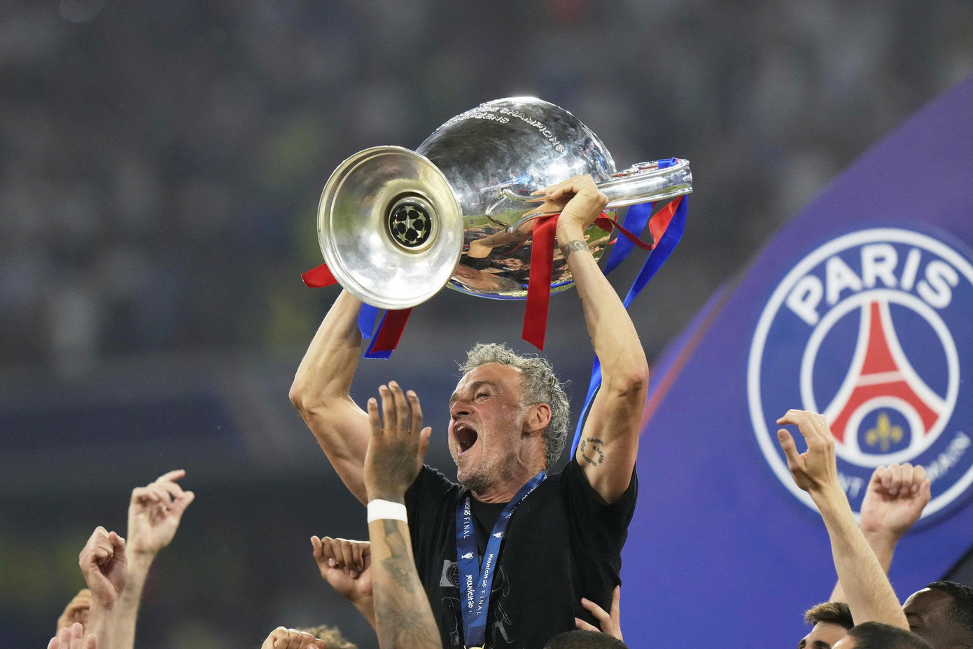 Khoảnh khắc đáng nhớ của HLV 55 tuổi trong đêm chiến thắng.