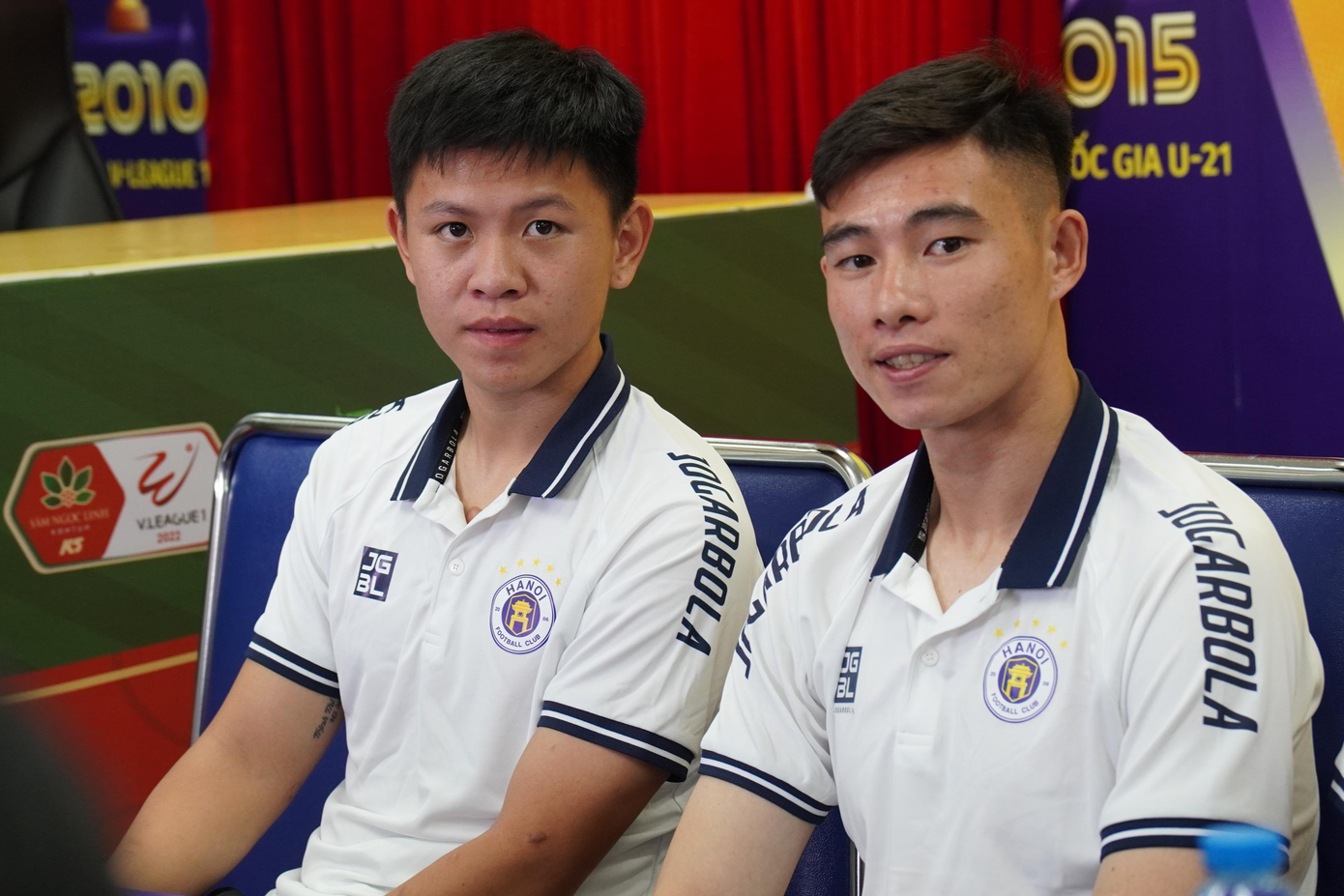 Hậu vệ Vũ Tiến Long và thủ môn Quan Văn Chuẩn trong cuộc gặp gỡ báo chí sáng ngày 18/06. (Ảnh: Trí Công) Hậu vệ Vũ Tiến Long và thủ môn Quan Văn Chuẩn trong cuộc gặp gỡ báo chí sáng ngày 18/06. (Ảnh: Trí Công)