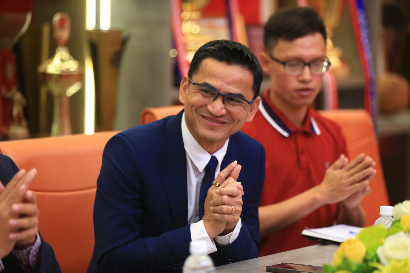 HLV Kiatisuk trong lễ ra mắt CLB CAHN. (Ảnh: Trọng Hiếu)