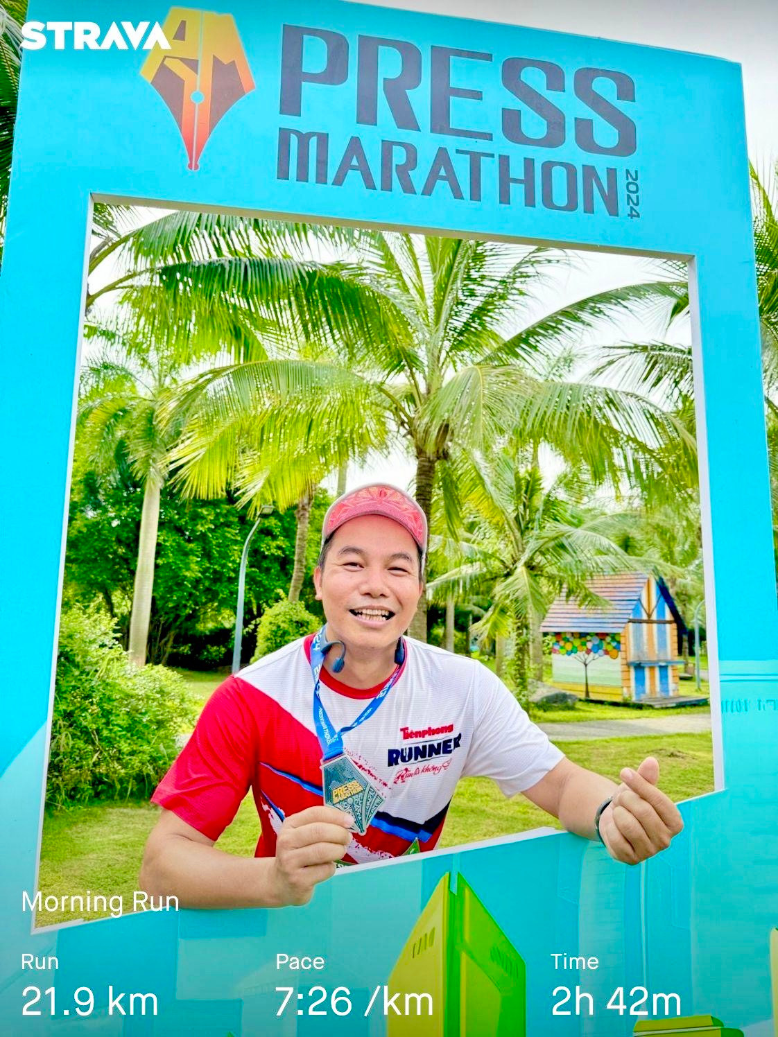 Khoảnh khắc rạng rỡ cùng huy chương Press Marathon của các Tiền Phong Runner. Khoảnh khắc rạng rỡ cùng huy chương Press Marathon của các Tiền Phong Runner.