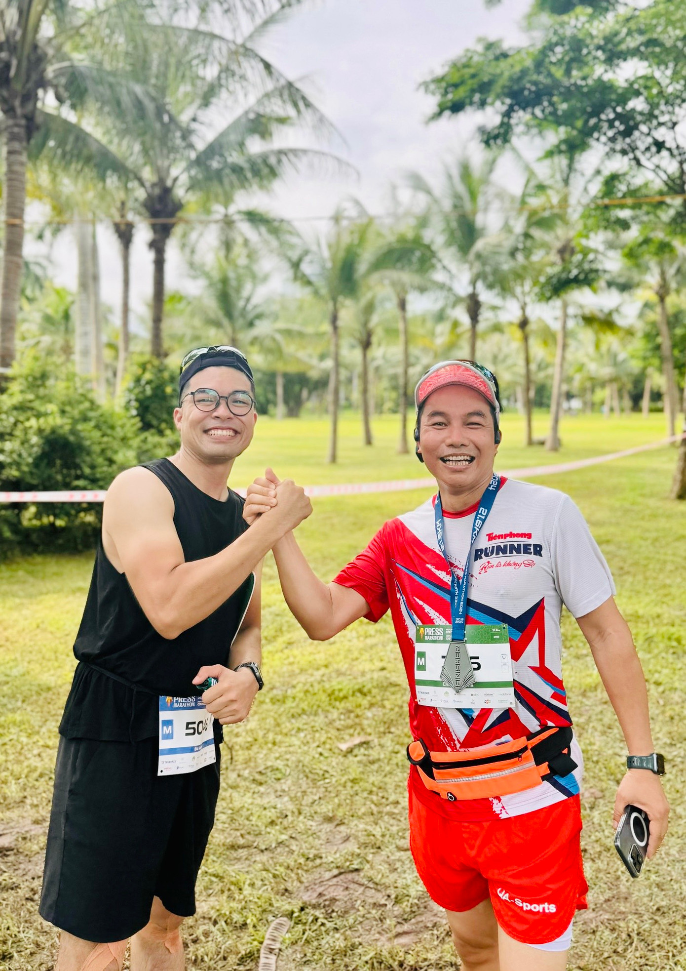 Khoảnh khắc rạng rỡ cùng huy chương Press Marathon của các Tiền Phong Runner. Khoảnh khắc rạng rỡ cùng huy chương Press Marathon của các Tiền Phong Runner.