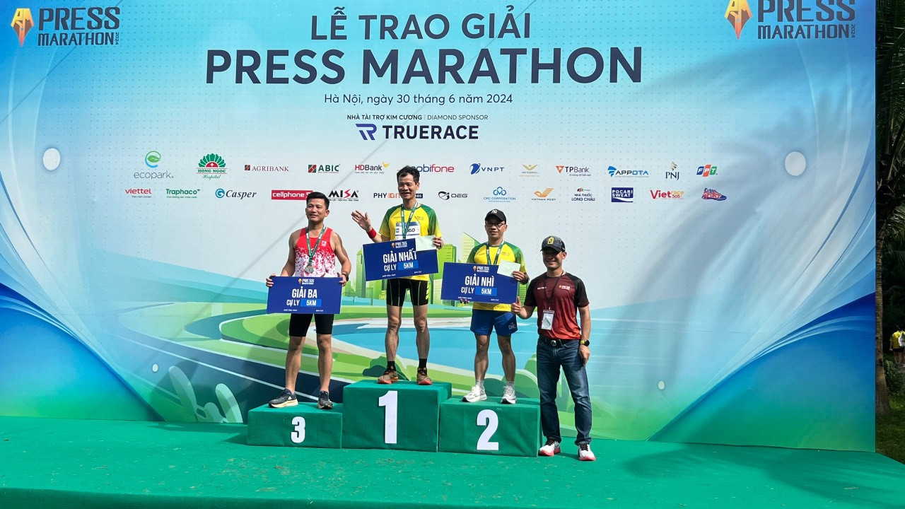 Runner Nguyễn Văn Tư trên bục nhận giải Nhì cự ly 5km Press Marathon 2024. Runner Nguyễn Văn Tư trên bục nhận giải Nhì cự ly 5km Press Marathon 2024.