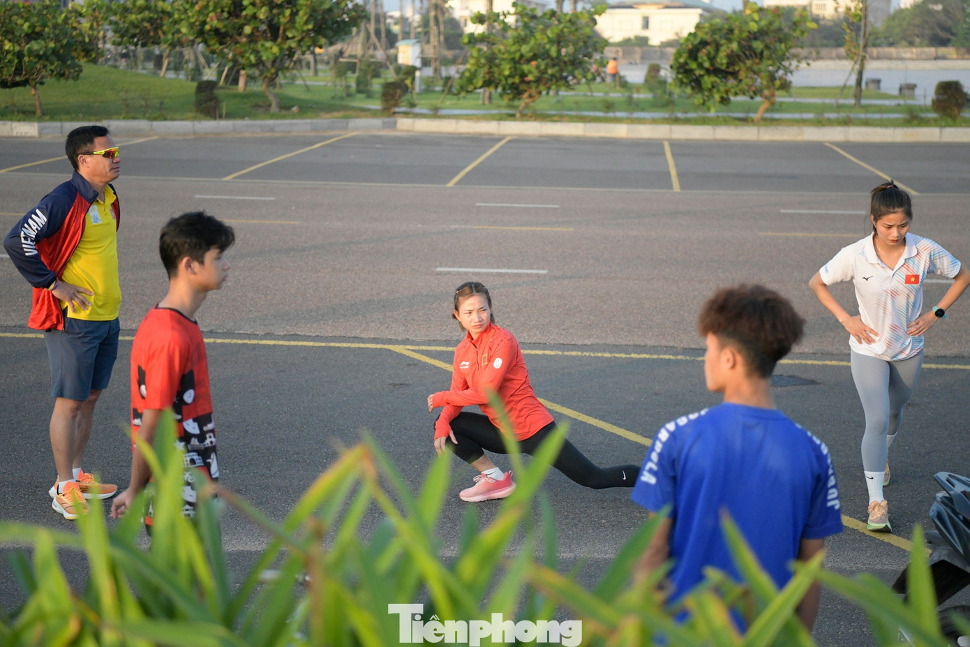 Sáng sớm tại thành phố Tuy Hòa, Nguyễn Thị Oanh cùng các đồng đội đoàn Bắc Giang đã có mặt ở Quảng trường 1/4, chuẩn bị bước vào buổi tập, chuẩn bị cho Tiền Phong Marathon 2024. Sáng sớm tại thành phố Tuy Hòa, Nguyễn Thị Oanh cùng các đồng đội đoàn Bắc Giang đã có mặt ở Quảng trường 1/4, chuẩn bị bước vào buổi tập, chuẩn bị cho Tiền Phong Marathon 2024.