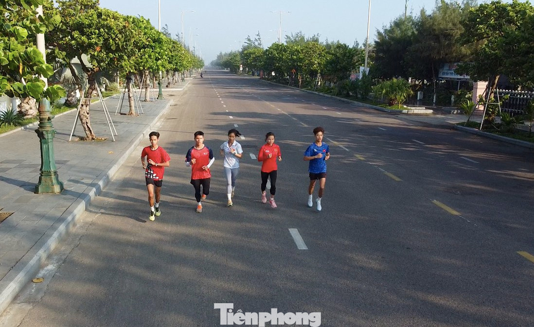 Việc đưa tới những trải nghiệm mới mẻ bằng cách tổ chức mỗi năm ở những địa phương khác nhau là một nét đặc trưng của Tiền Phong Marathon, qua đó mang đến cảm hứng và động lực cho các VĐV. Có lẽ vì thế, rất nhiều chuỗi vô địch liên tiếp đã được tạo ra, từ Hoàng Nguyên Thanh 4 năm liền về nhất full marathon, Đỗ Quốc Luật vô địch cự ly 10km 9 năm liên tiếp và mạch 7 lần cán đích đầu tiên cự ly 5km của Oanh "ỉn". Việc đưa tới những trải nghiệm mới mẻ bằng cách tổ chức mỗi năm ở những địa phương khác nhau là một nét đặc trưng của Tiền Phong Marathon, qua đó mang đến cảm hứng và động lực cho các VĐV. Có lẽ vì thế, rất nhiều chuỗi vô địch liên tiếp đã được tạo ra, từ Hoàng Nguyên Thanh 4 năm liền về nhất full marathon, Đỗ Quốc Luật vô địch cự ly 10km 9 năm liên tiếp và mạch 7 lần cán đích đầu tiên cự ly 5km của Oanh "ỉn".