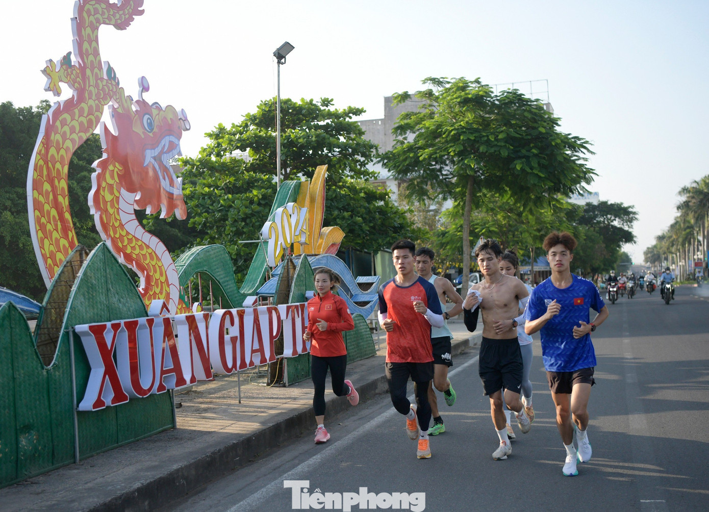 Luyện tập ở Thành phố Tuy Hòa trên cung đường 5km, bao gồm một phần của đường Độc Lập, đường Trần Hưng Đạo, Đại lộ Hùng Vương và đường Lý Tự Trọng, Oanh khá ấn tượng với những con đường sạch đẹp và không khí trong lành. Luyện tập ở Thành phố Tuy Hòa trên cung đường 5km, bao gồm một phần của đường Độc Lập, đường Trần Hưng Đạo, Đại lộ Hùng Vương và đường Lý Tự Trọng, Oanh khá ấn tượng với những con đường sạch đẹp và không khí trong lành.