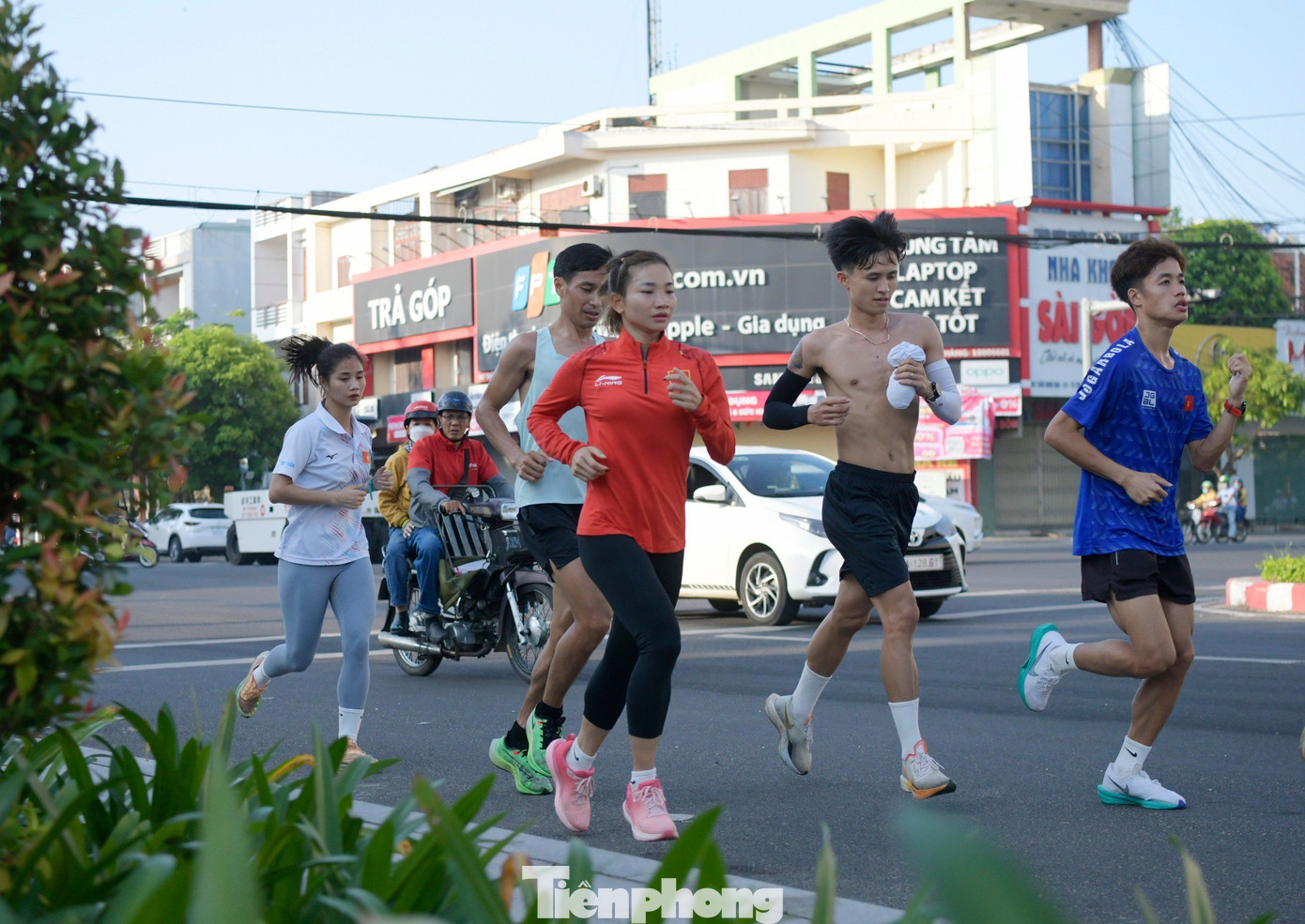 Luyện tập ở Thành phố Tuy Hòa trên cung đường 5km, bao gồm một phần của đường Độc Lập, đường Trần Hưng Đạo, Đại lộ Hùng Vương và đường Lý Tự Trọng, Oanh khá ấn tượng với những con đường sạch đẹp và không khí trong lành. Luyện tập ở Thành phố Tuy Hòa trên cung đường 5km, bao gồm một phần của đường Độc Lập, đường Trần Hưng Đạo, Đại lộ Hùng Vương và đường Lý Tự Trọng, Oanh khá ấn tượng với những con đường sạch đẹp và không khí trong lành.