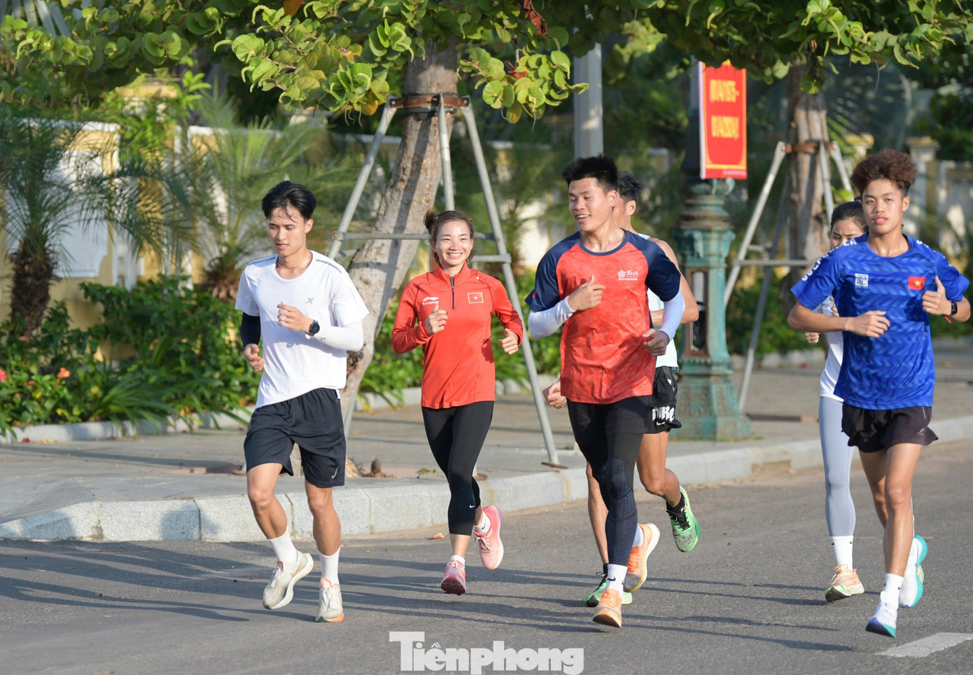 Luyện tập ở Thành phố Tuy Hòa trên cung đường 5km, bao gồm một phần của đường Độc Lập, đường Trần Hưng Đạo, Đại lộ Hùng Vương và đường Lý Tự Trọng, Oanh khá ấn tượng với những con đường sạch đẹp và không khí trong lành. Luyện tập ở Thành phố Tuy Hòa trên cung đường 5km, bao gồm một phần của đường Độc Lập, đường Trần Hưng Đạo, Đại lộ Hùng Vương và đường Lý Tự Trọng, Oanh khá ấn tượng với những con đường sạch đẹp và không khí trong lành.