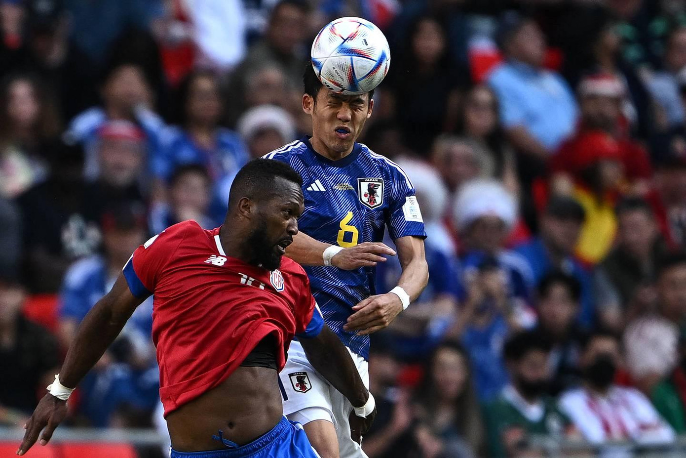 Kendall Waston tả xung hữu đột để giữ cho Costa Rica sạch lưới. (Ảnh: Getty Images)