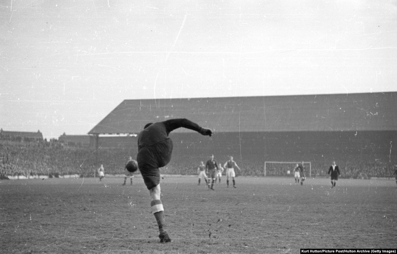 Thủ môn Aleksei Khomich của Dynamo phát bóng trong trận đấu với Cardiff.