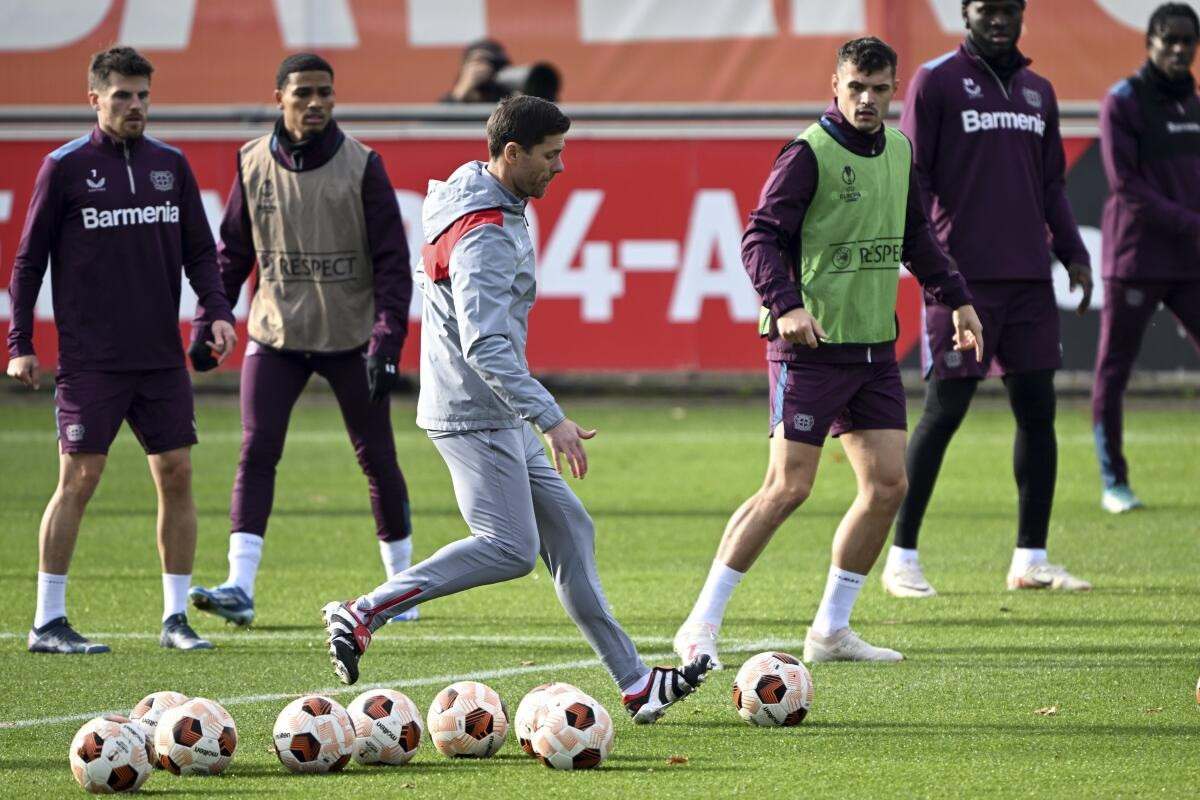 Trở thành HLV, Xabi Alonso vẫn không đánh mất tình yêu với trái bóng, sẵn sàng thị phạm cho các học trò về kỹ năng chuyền bóng và đưa ra quyết định.