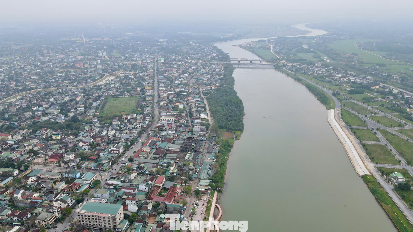 Sông Thạch Hãn không chỉ mang nặng phù sa mà còn thấm đẫm máu của biết bao chiến sỹ, lấy thân mình đổi lấy ngày thống nhất, độc lập cho non sông.