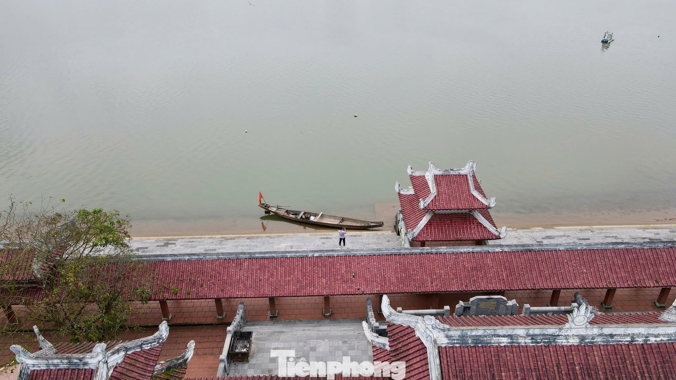 Trong &quot;mùa hè đỏ lửa&quot; 1972, dòng Thạch Hãn là đường tiếp tế nhân lực, hàng hóa cho mặt trận Quảng Trị, vì vậy trở thành địa điểm đánh phá ác liệt của địch, với vô số bom đạn được ném xuống. Nhiều chiến sĩ của ta đã nằm lại dưới dòng sông.