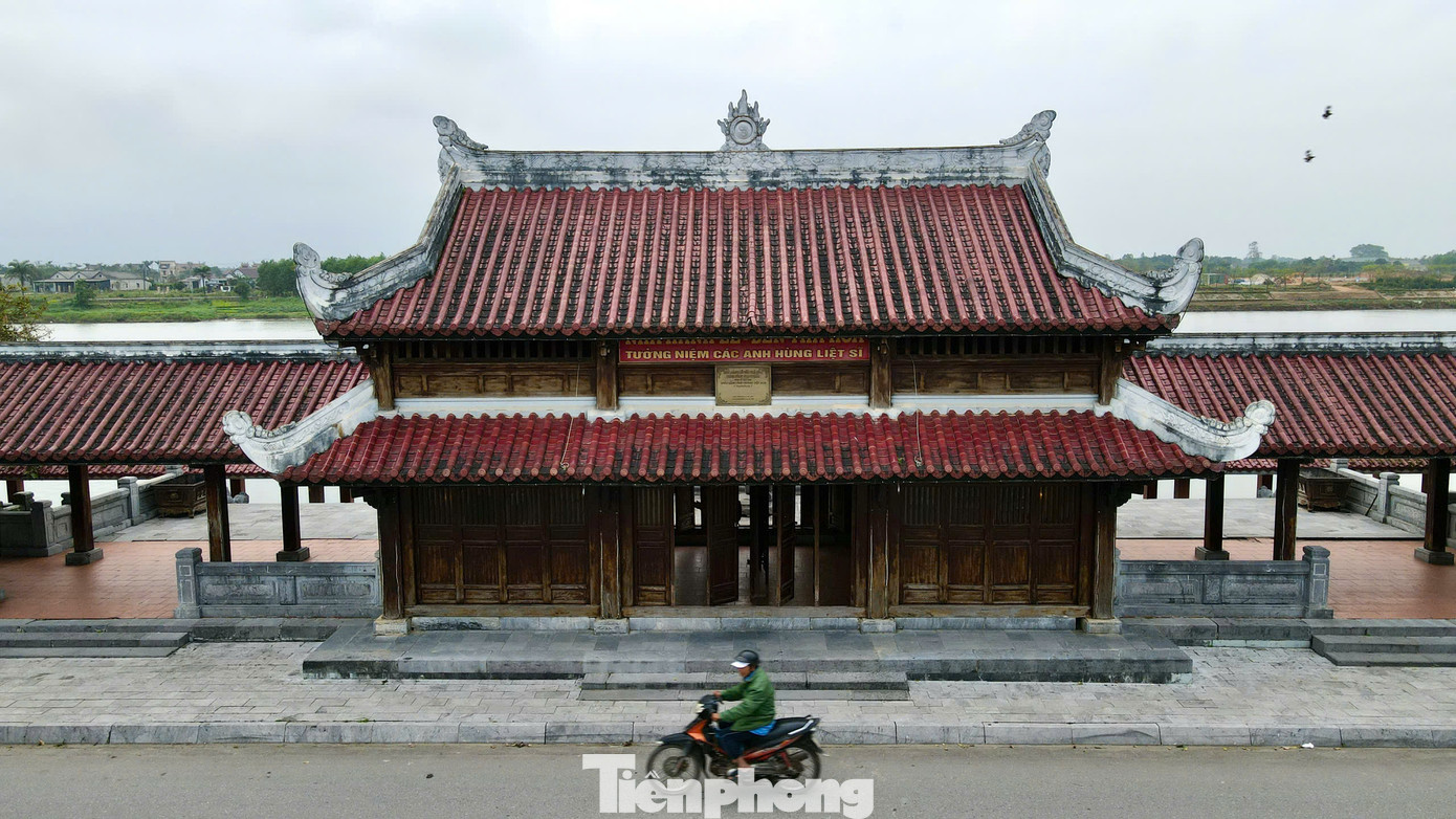 Trên đường Ngô Quyền, đối diện cửa Tây Thành cổ Quảng Trị là Nhà hành lễ và Bến thả hoa bờ nam sông Thạch Hãn, được xây dựng năm 2007 nhằm các đồng đội, thân nhân liệt sỹ và khách hành hương xa gần tới hành lễ, dâng hương, thả hoa đăng tri ân các anh hùng liệt sỹ đã ngã xuống trong cuộc chiến đấu bảo vệ Quảng Trị và Thành cổ năm 1972.