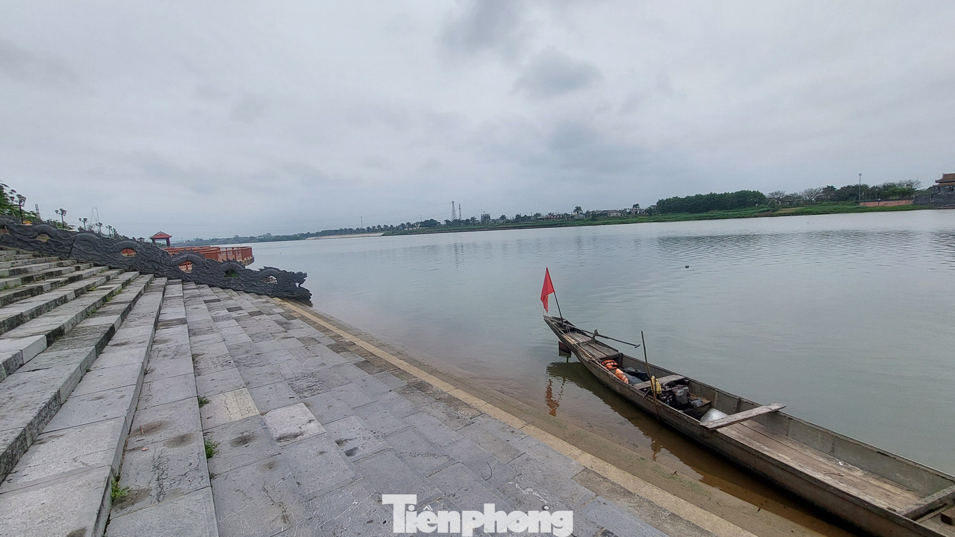 Đến với dòng Thạch Hãn, nơi in mãi chiến công của các chiến sỹ, chính là hành trình về nguồn, nhớ lại một thời hoa lửa hào hùng, đồng thời tri ân những người con ưu tú của dân tộc - những đóa hoa bất tử - đã nằm lại để đất nước đứng lên.