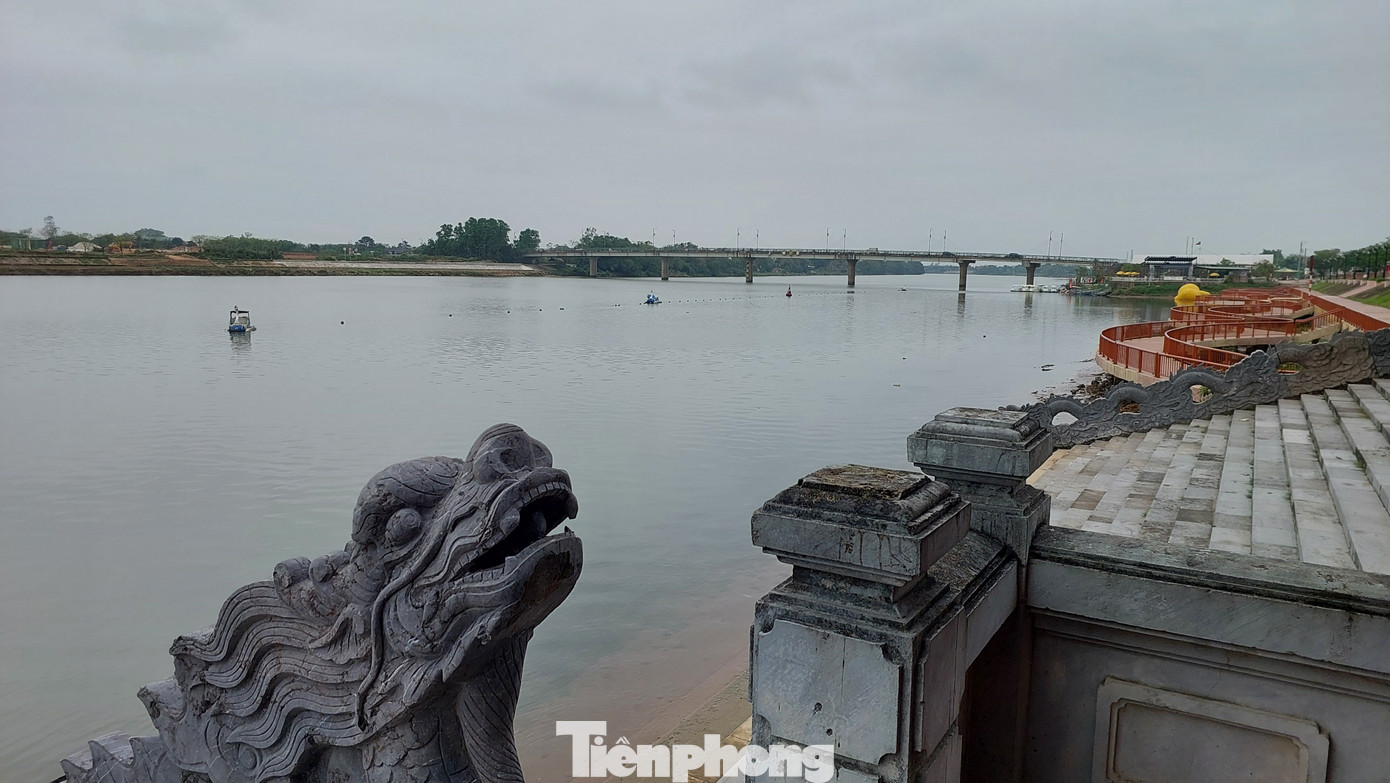 Đến với dòng Thạch Hãn, nơi in mãi chiến công của các chiến sỹ, chính là hành trình về nguồn, nhớ lại một thời hoa lửa hào hùng, đồng thời tri ân những người con ưu tú của dân tộc - những đóa hoa bất tử - đã nằm lại để đất nước đứng lên.