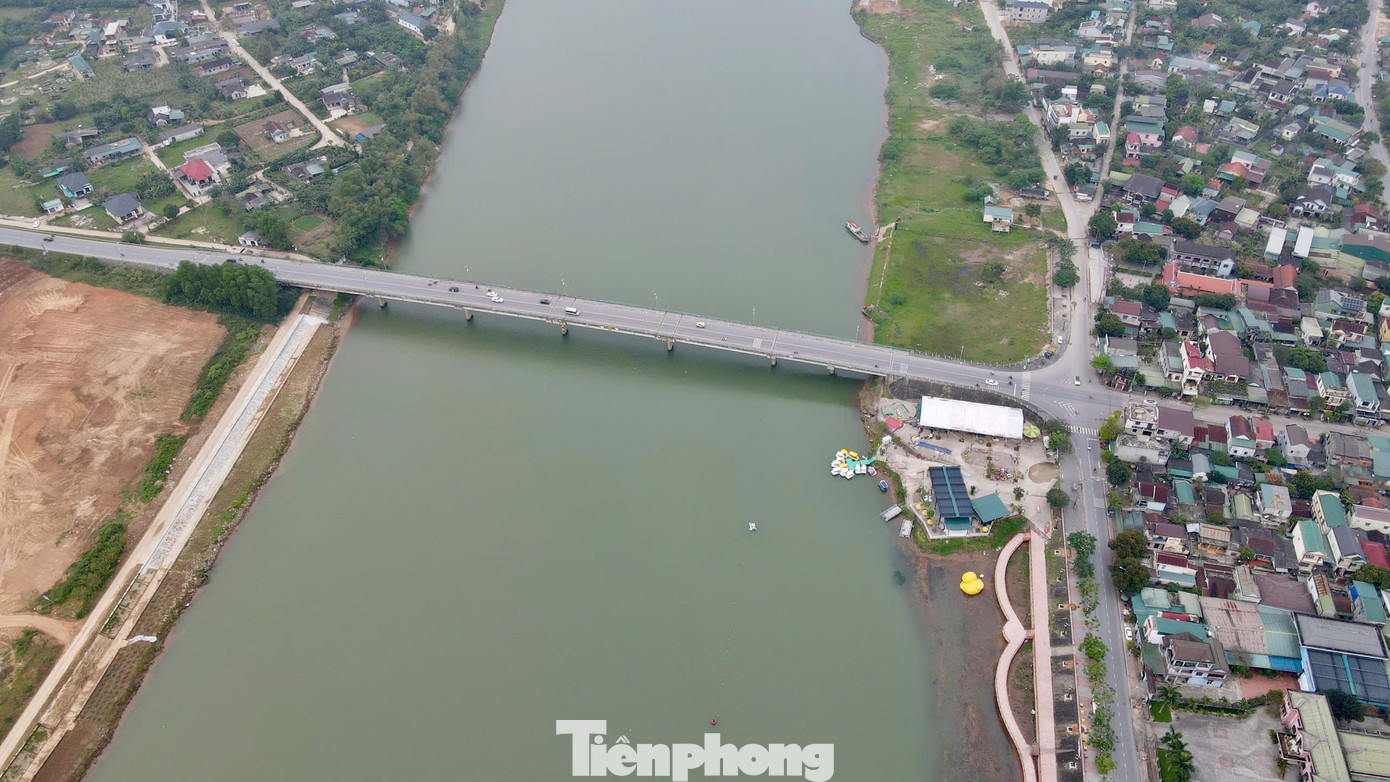 Người dân nơi đây cho biết, vào mùa nước lũ tháng 7, tháng 8, con sông Thạch Hãn trở nên dữ tợn, sẵn sàng cuốn phăng tất cả. Những chiến sỹ vượt sông năm ấy vừa đội mưa bom bão đạn kẻ thù vừa vật lộn với những dòng nước xoáy...