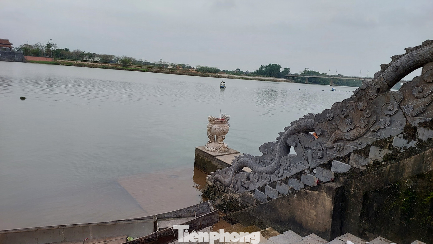 Đến với dòng Thạch Hãn, nơi in mãi chiến công của các chiến sỹ, chính là hành trình về nguồn, nhớ lại một thời hoa lửa hào hùng, đồng thời tri ân những người con ưu tú của dân tộc - những đóa hoa bất tử - đã nằm lại để đất nước đứng lên.