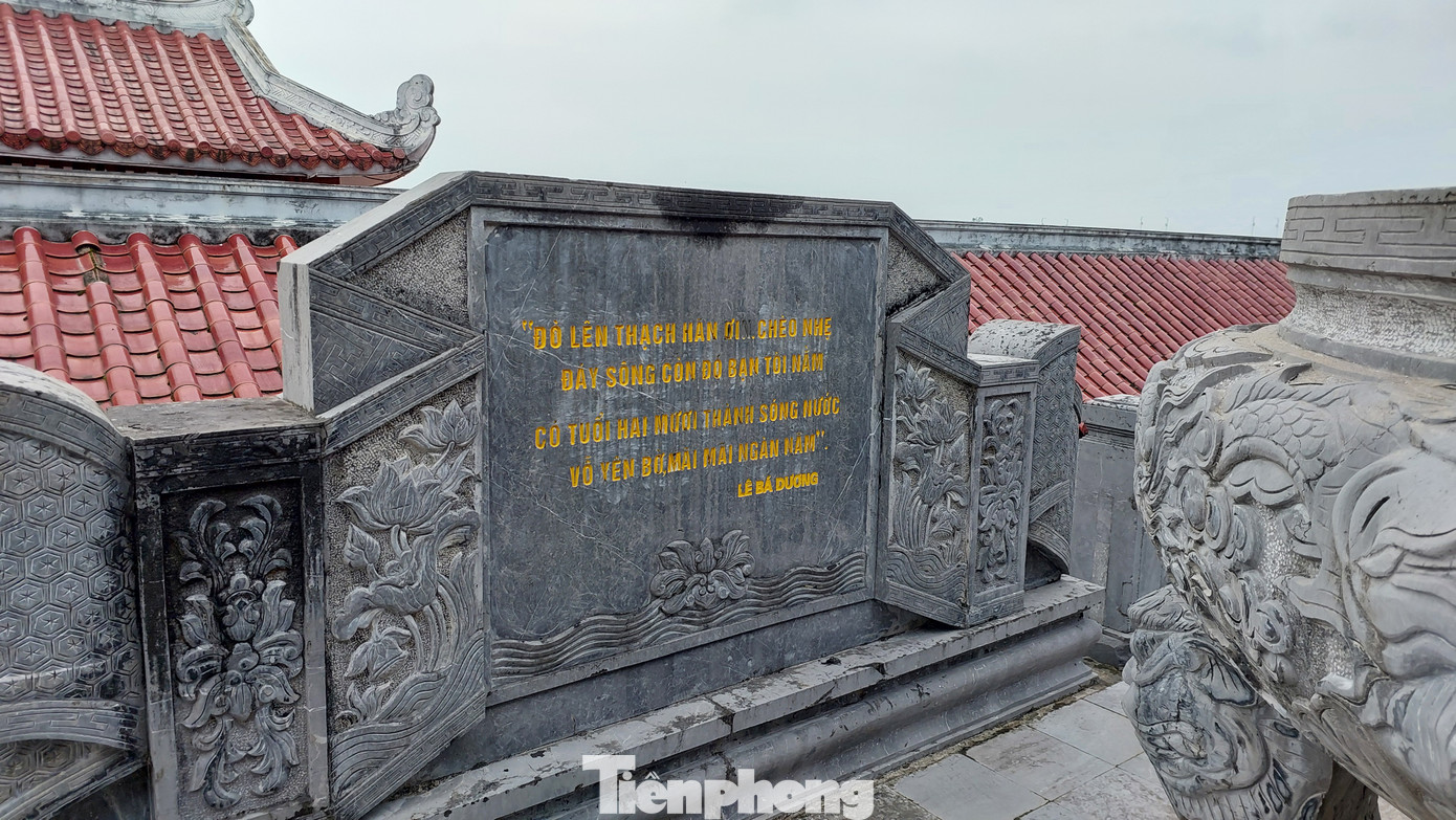 Ngay trên Bến thả hoa là câu thơ đầy xúc động của cựu chiến binh, cũng là nhà báo, nghệ sỹ nhiếp ảnh Lê Bá Dương: Đò xuôi Thạch Hãn ơi chèo nhẹ/ Đáy sông còn đó bạn tôi nằm/ Có tuổi hai mươi thành sông nước/ Vỗ yên bờ, mãi mãi nghìn năm&quot;.