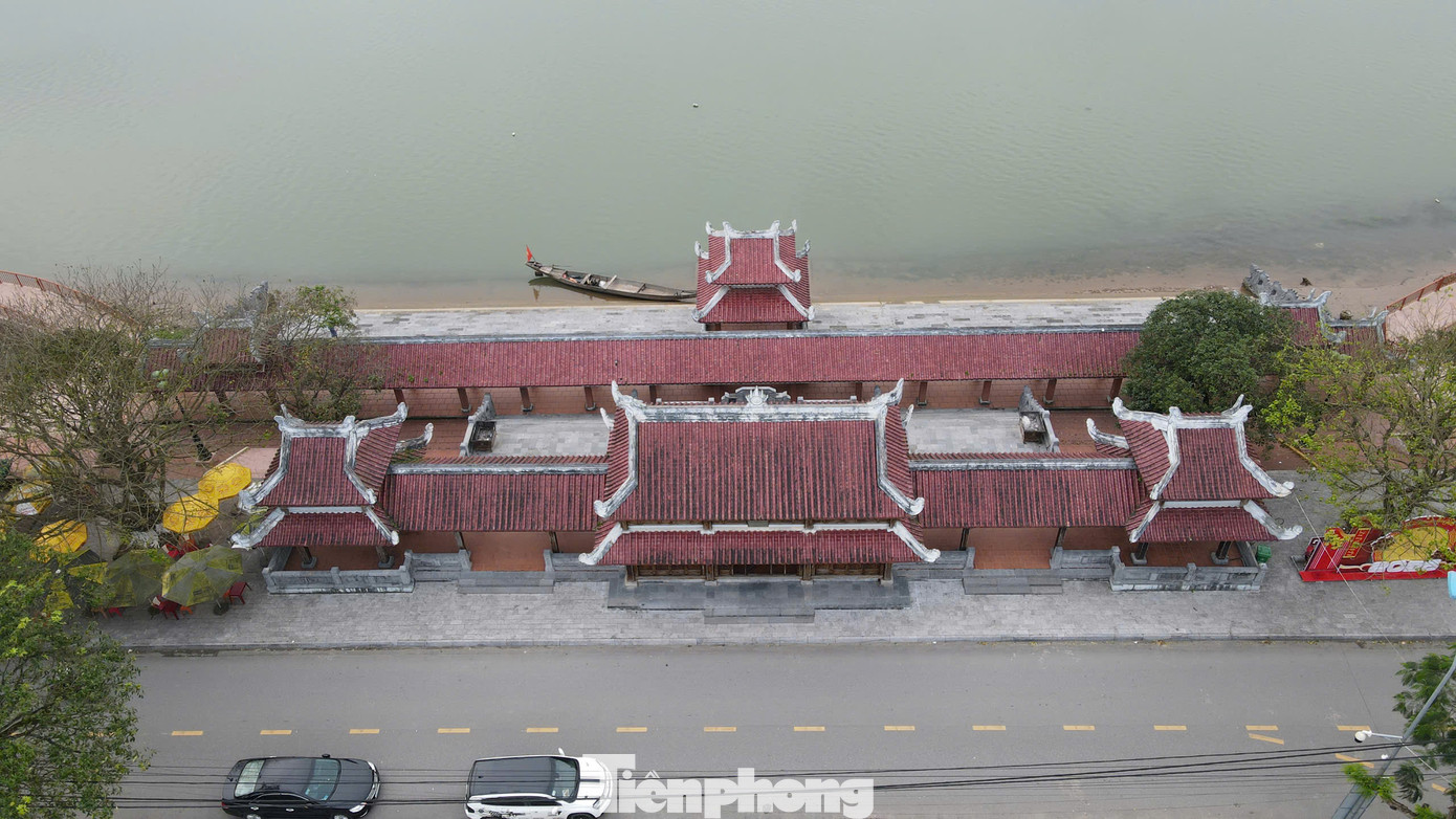 Nhà Hành lễ xây dựng theo lối kiến trúc truyền thống với kết cấu khung gỗ 3 gian, 2 chái, 2 tầng mái, bên trong có tượng thờ Chủ tịch Hồ Chí Minh và các anh hùng liệt sĩ đã hy sinh trên dòng sông Thạch Hãn