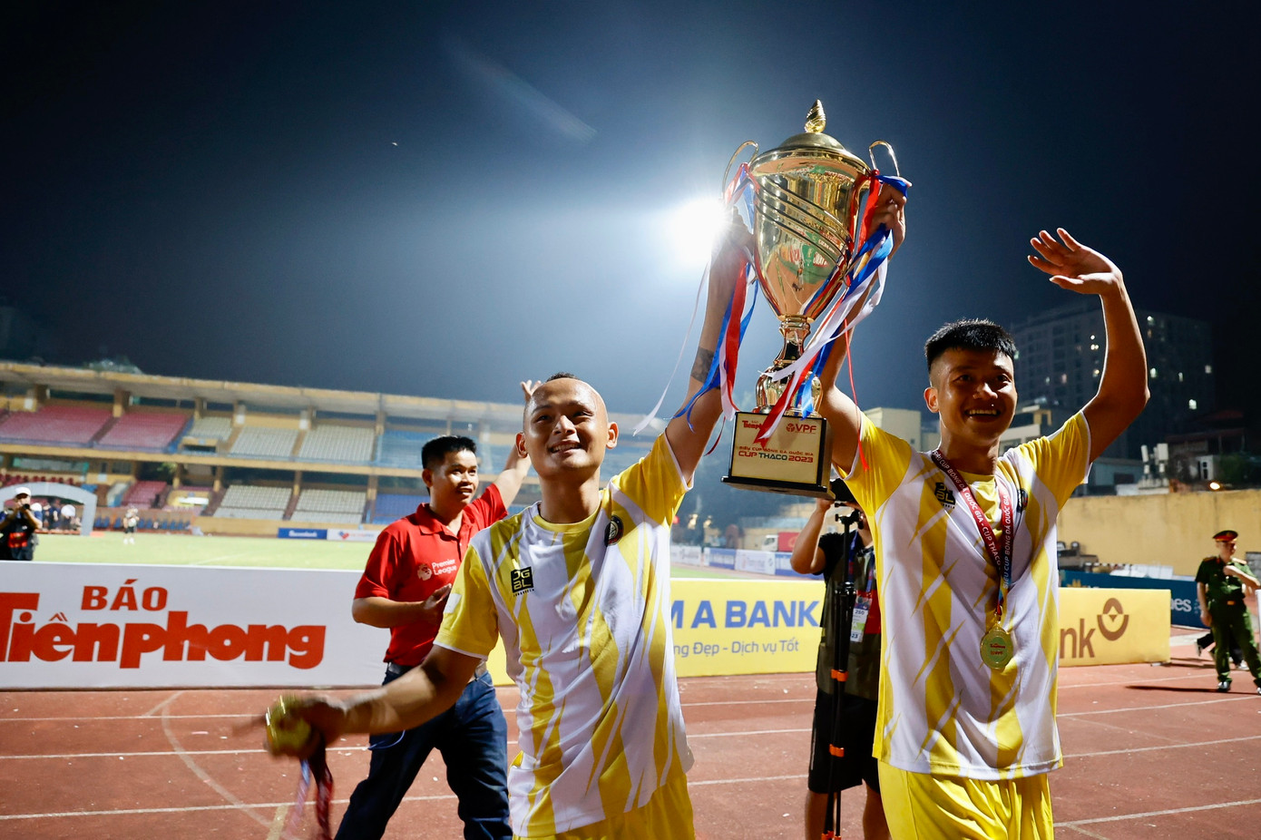 Các cầu thủ Đông Á Thanh Hóa nâng cao Siêu Cúp bóng đá Quốc gia 2023 sau chiến thắng trước CAHN tại sân Hàng Đẫy.