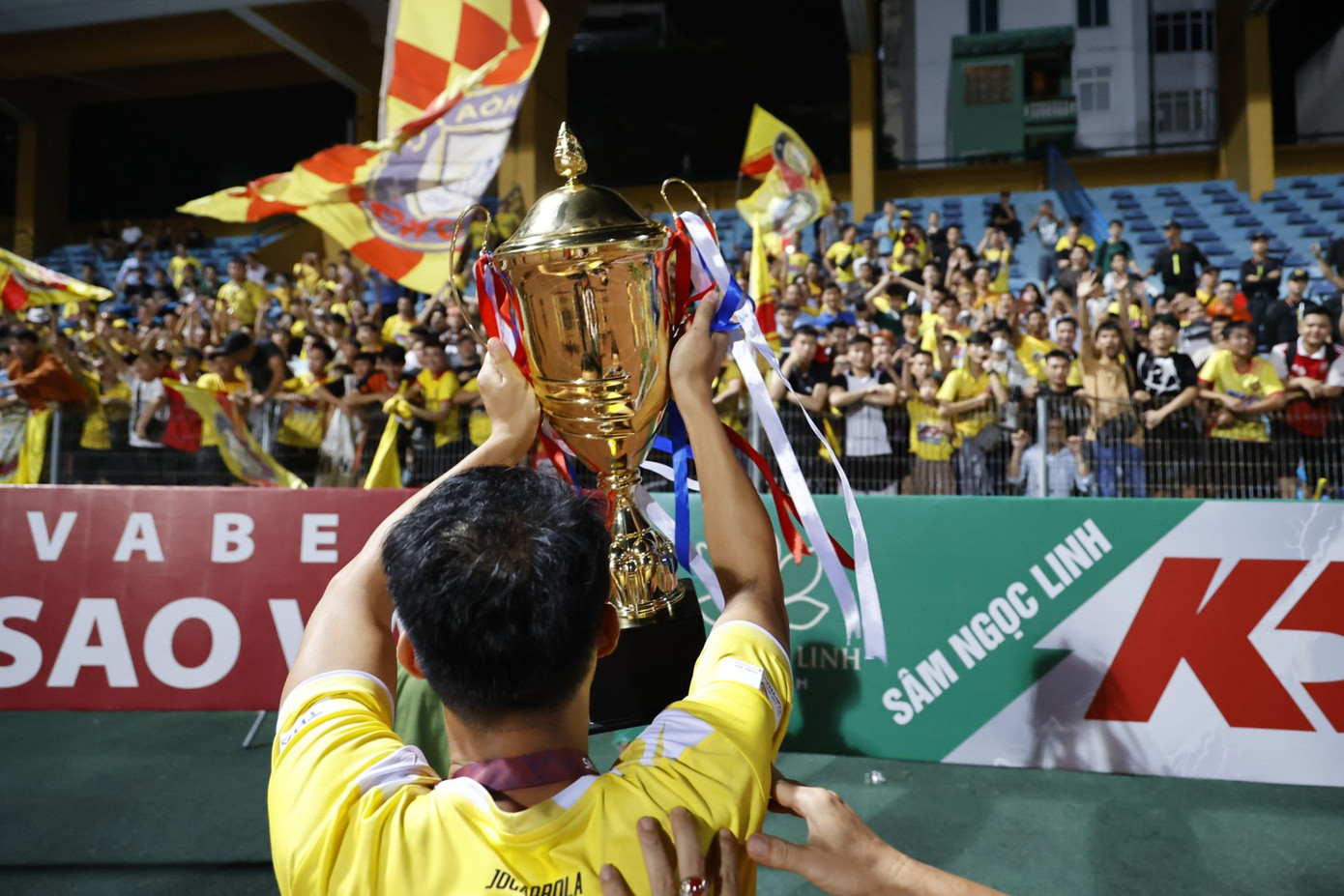 Cầu thủ Đông Á Thanh Hóa mang cúp tới tri ân người hâm mộ. (Ảnh: Như Ý)