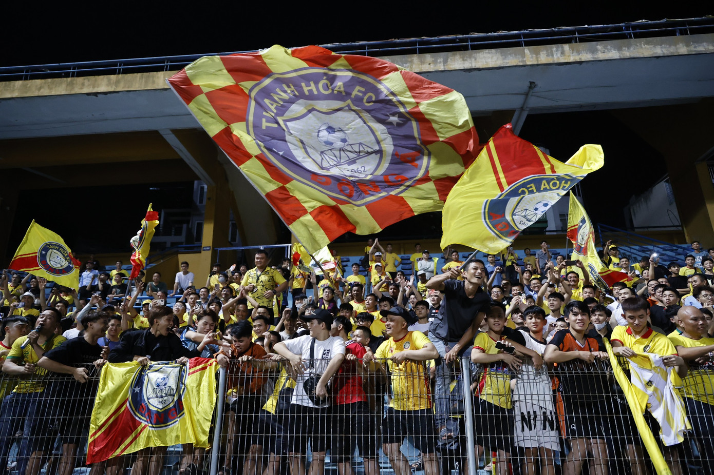 Người hâm mộ Thanh Hóa cuồng nhiệt ăn mừng danh hiệu siêu cúp Quốc gia 2023. (Ảnh: Như Ý)