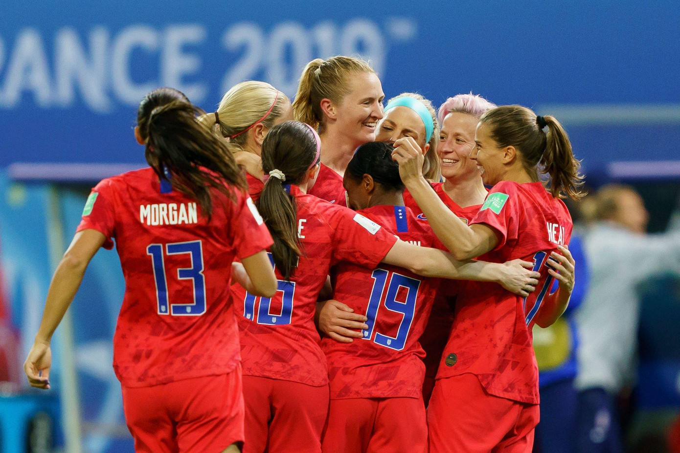 ĐT nữ Mỹ luôn ăn mừng cuồng nhiệt sau mỗi bàn ghi được. (Ảnh: Getty Images)