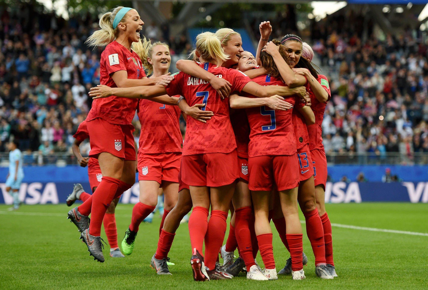 ĐT nữ Mỹ luôn ăn mừng cuồng nhiệt sau mỗi bàn ghi được. (Ảnh: Getty Images)
