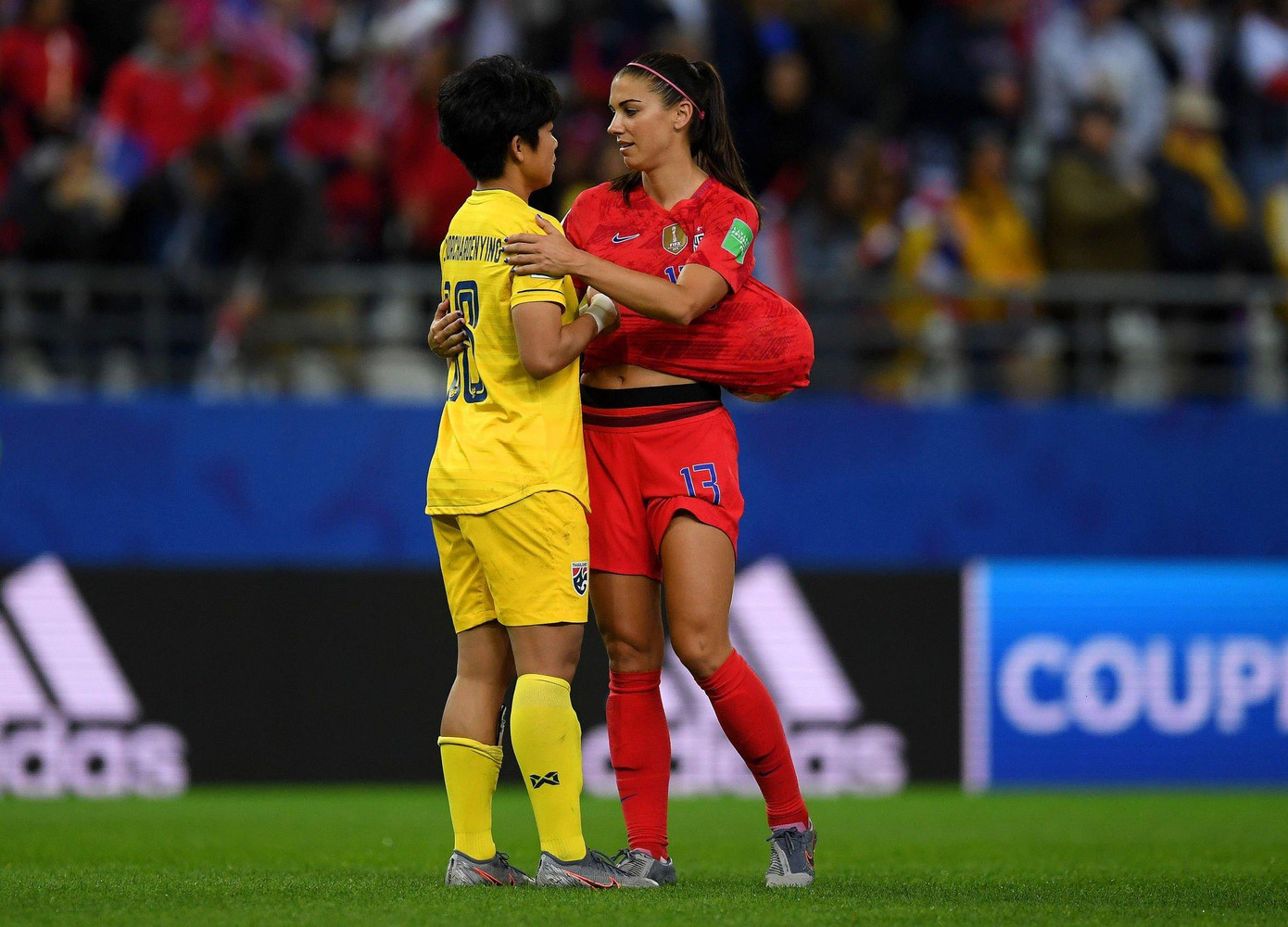 ... và cái ôm an ủi của Alex Morgan, người giấu quả bóng mang về nhằm kỷ niệm trận đấu ghi 5 bàn thắng, với thủ môn tội nghiệp bên phía đối thủ. (Ảnh: Getty Images)