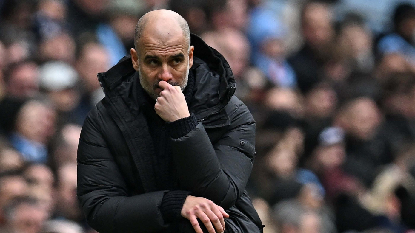 Pep bị cáo buộc là &quot;suy nghĩ quá nhiều&quot; khiến Man City thất bại. (Ảnh: Sky Sports)