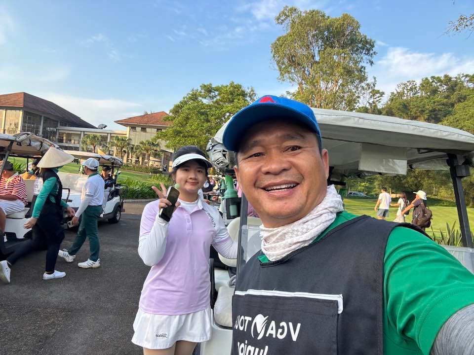 Golfer Nguyễn Văn Thống cùng con gái trên sân golf. Golfer Nguyễn Văn Thống cùng con gái trên sân golf.