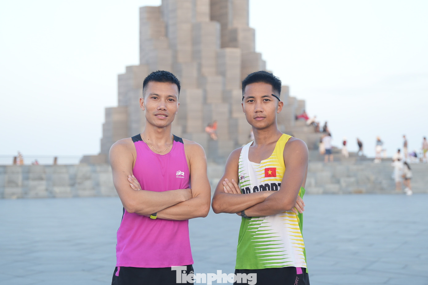 Hàng ngày tại Phú Yên, Đỗ Quốc Luật tập luyện tích cực cùng đồng đội Nguyễn Quốc Anh. VĐV sinh năm 2001 từng về nhất cự ly 21km ở Tiền Phong Marathon 2023 nhưng không được công nhận kết quả vì... chạy nhầm đường. Năm nay trở lại, anh quyết tâm chinh phục tấm Huy chương Vàng đã bỏ lỡ.