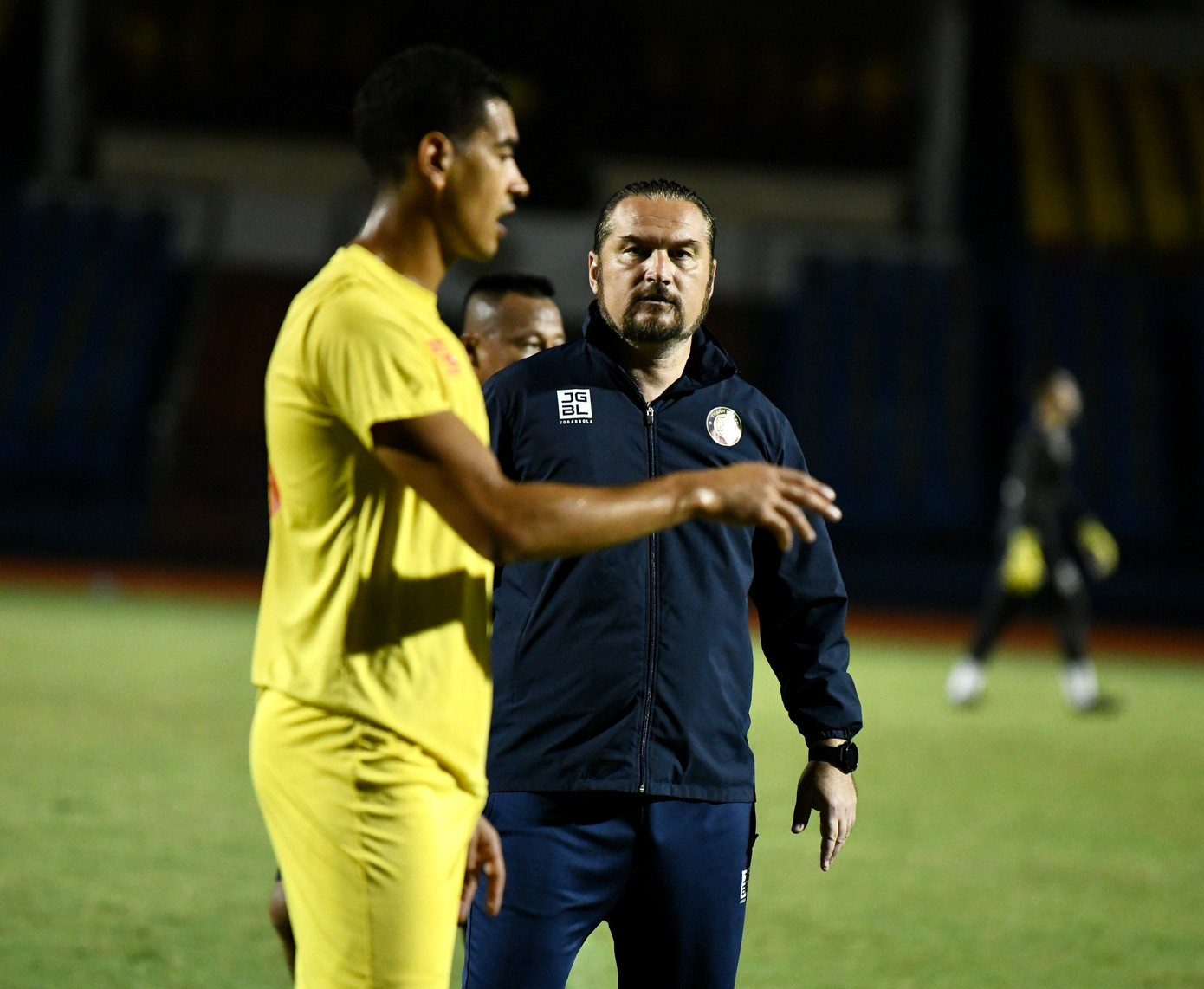 Trên sân tập, HLV Popov theo dõi rất sát và không ngừng đưa ra các chỉ dẫn cho học trò.