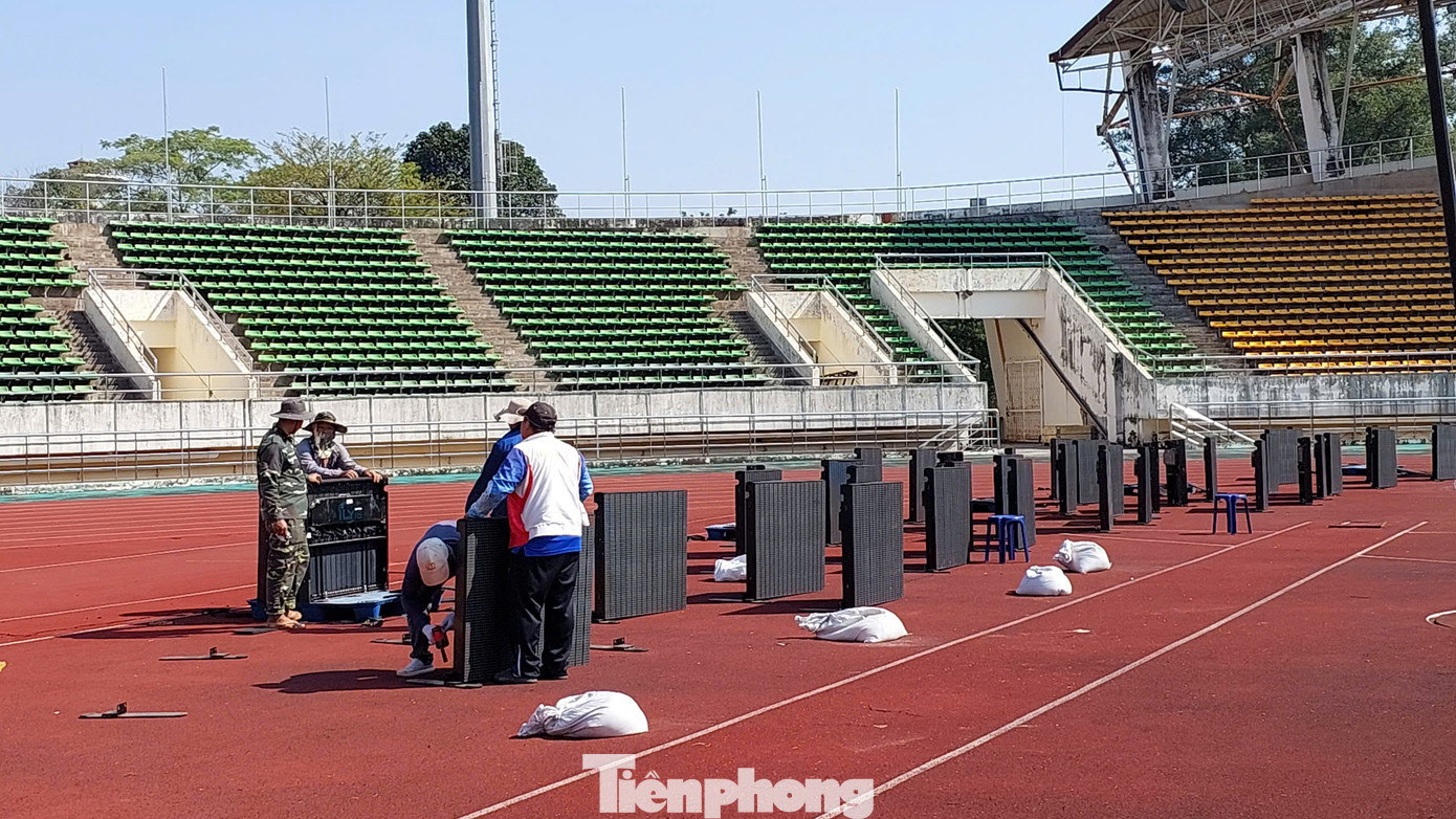 Hệ thống bảng điện tử được đội ngũ kỹ thuật lắp đặt gấp rút, bất chấp cái nắng của Viêng Chăn.