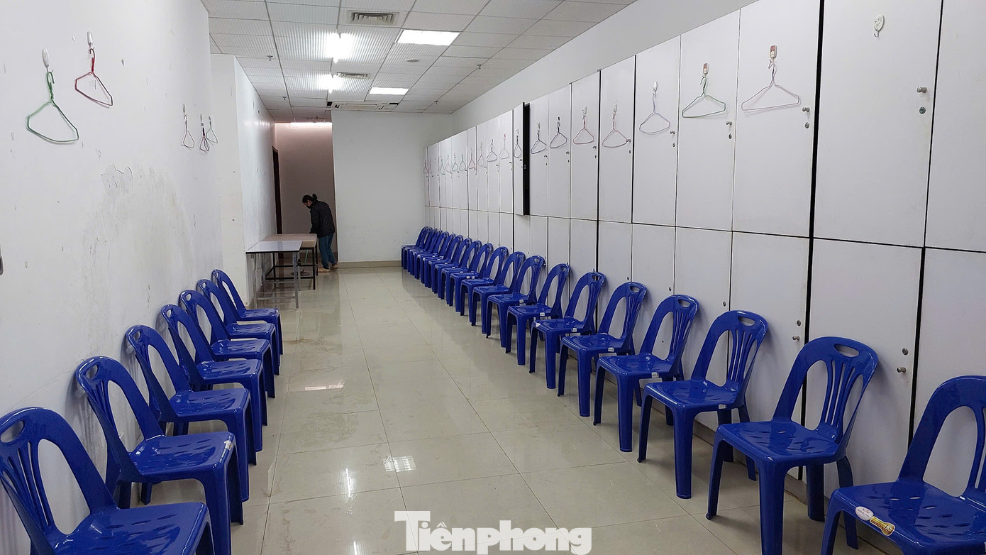 Phòng thay đồ của hai đội sạch sẽ, nhưng bài trí khá đơn giản với những chiếc móc sắt và hàng ghế nhựa.