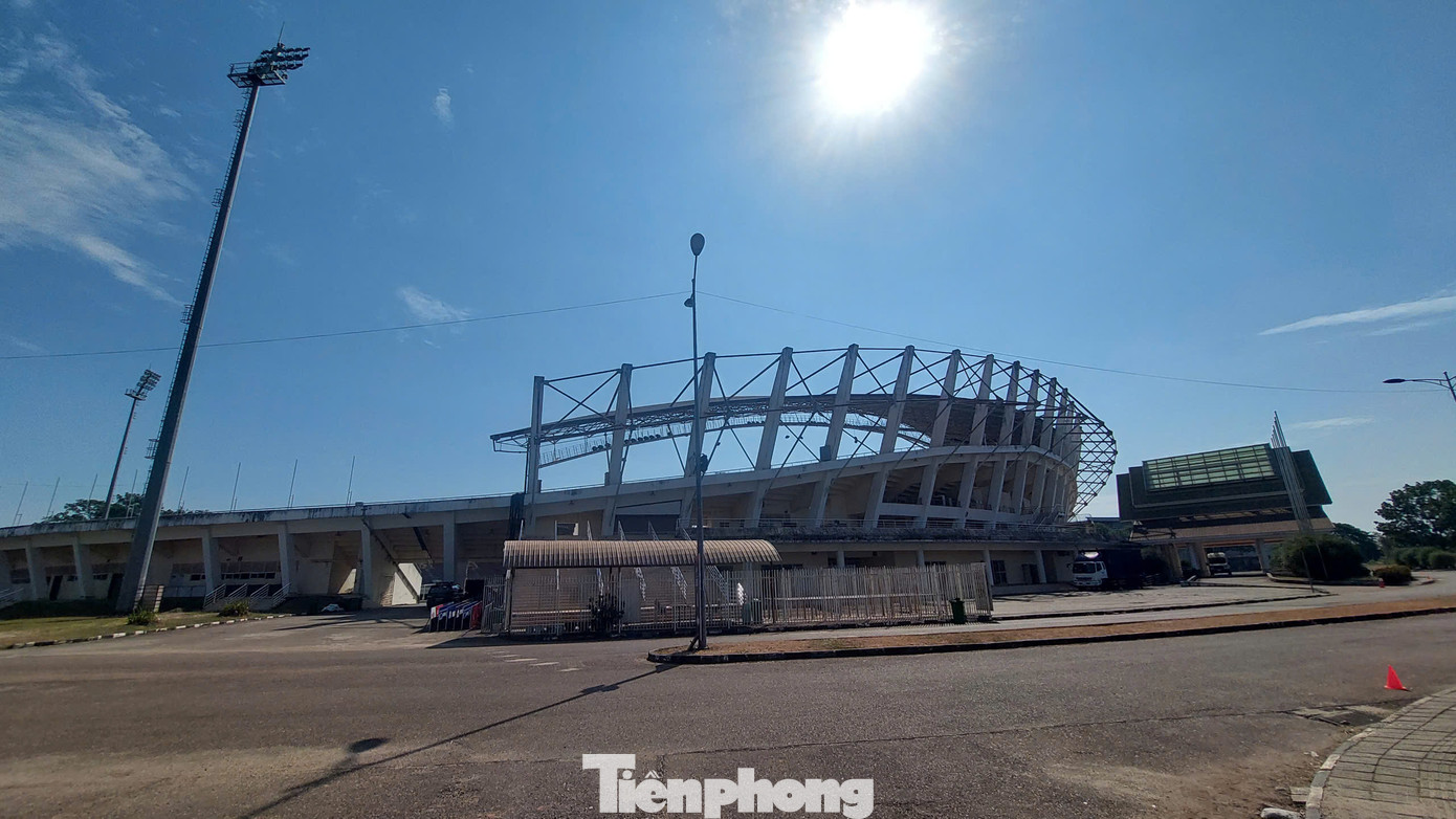 Bởi từ năm 2009, sân vận động quốc gia Lào mới (New Laos National Stadium), còn được gọi là sân vận động quốc gia Lào KM16, được khánh thành. Đây là nơi tổ chức Lễ khai mạc và Lễ bế mạc SEA Games 25, sau đó trở thành sân nhà của ĐTQG Lào.