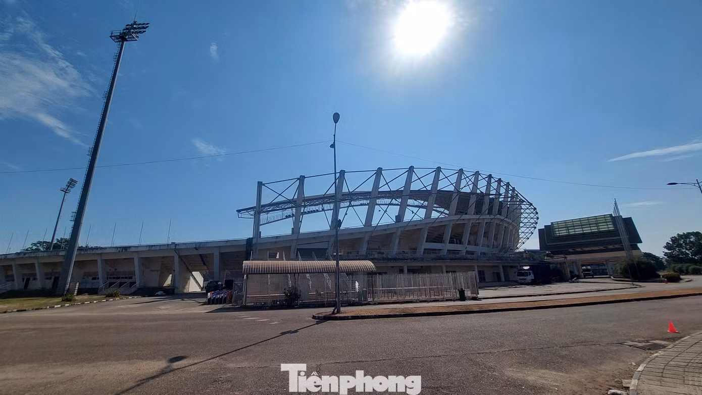 Bởi từ năm 2009, sân vận động quốc gia Lào mới (New Laos National Stadium), còn được gọi là sân vận động quốc gia Lào KM16, được khánh thành. Đây là nơi tổ chức Lễ khai mạc và Lễ bế mạc SEA Games 25, sau đó trở thành sân nhà của ĐTQG Lào.