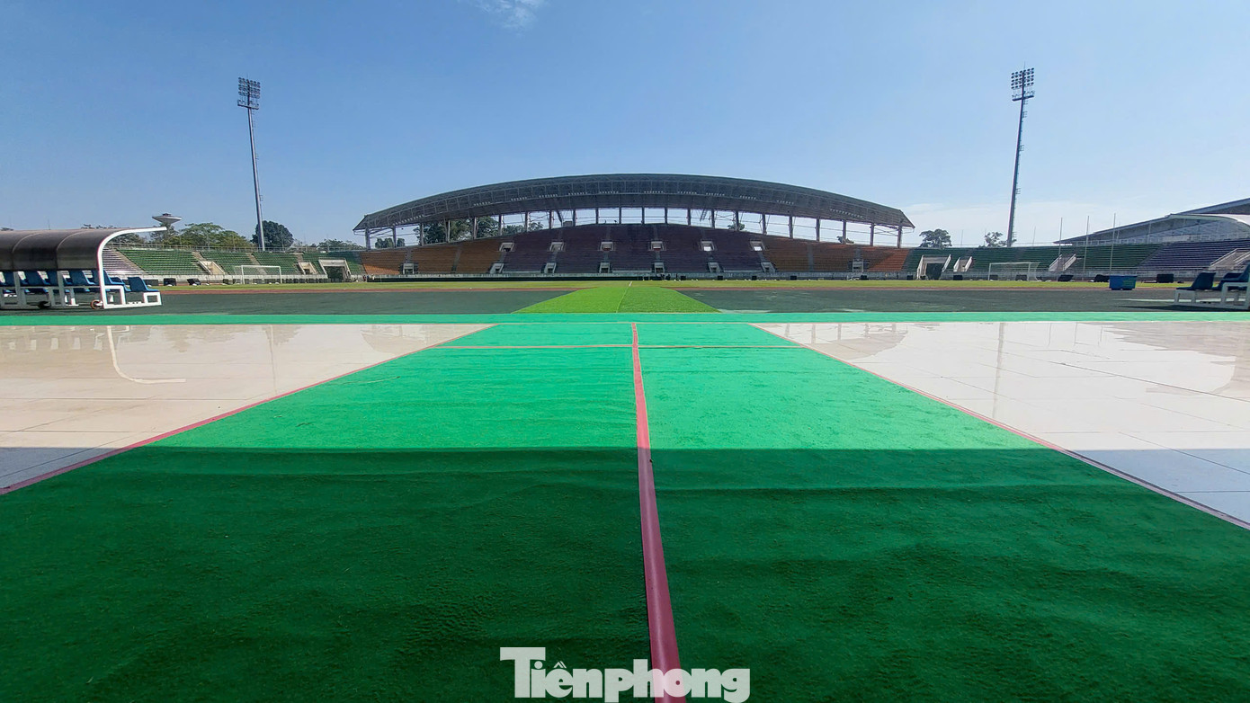 Sân vận động quốc gia Lào mới cách trung tâm thủ đô Viêng Chăn khoảng 18km và có sức chứa 25.000 chỗ ngồi.