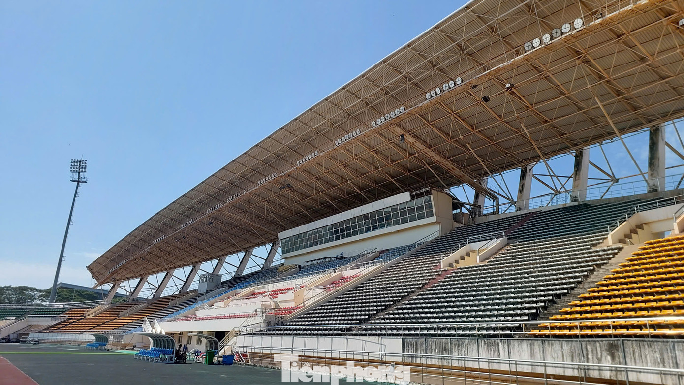 Các hàng ghế nhựa trên khán đài cũng được làm sạch, sẵn sàng chào đón các khán giả tới sân vào ngày 9/12.