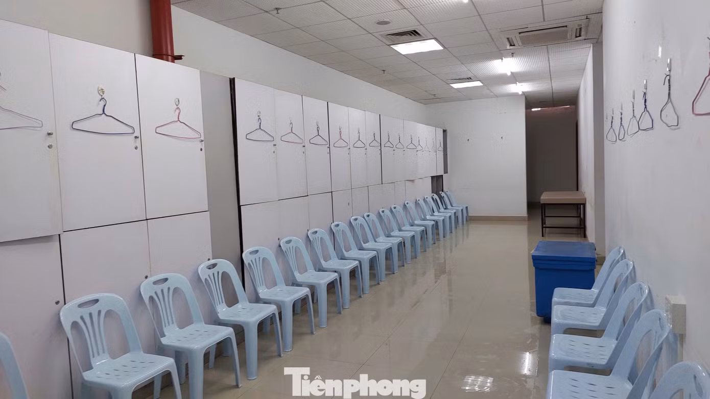 Phòng thay đồ của hai đội sạch sẽ, nhưng bài trí khá đơn giản với những chiếc móc sắt và hàng ghế nhựa.