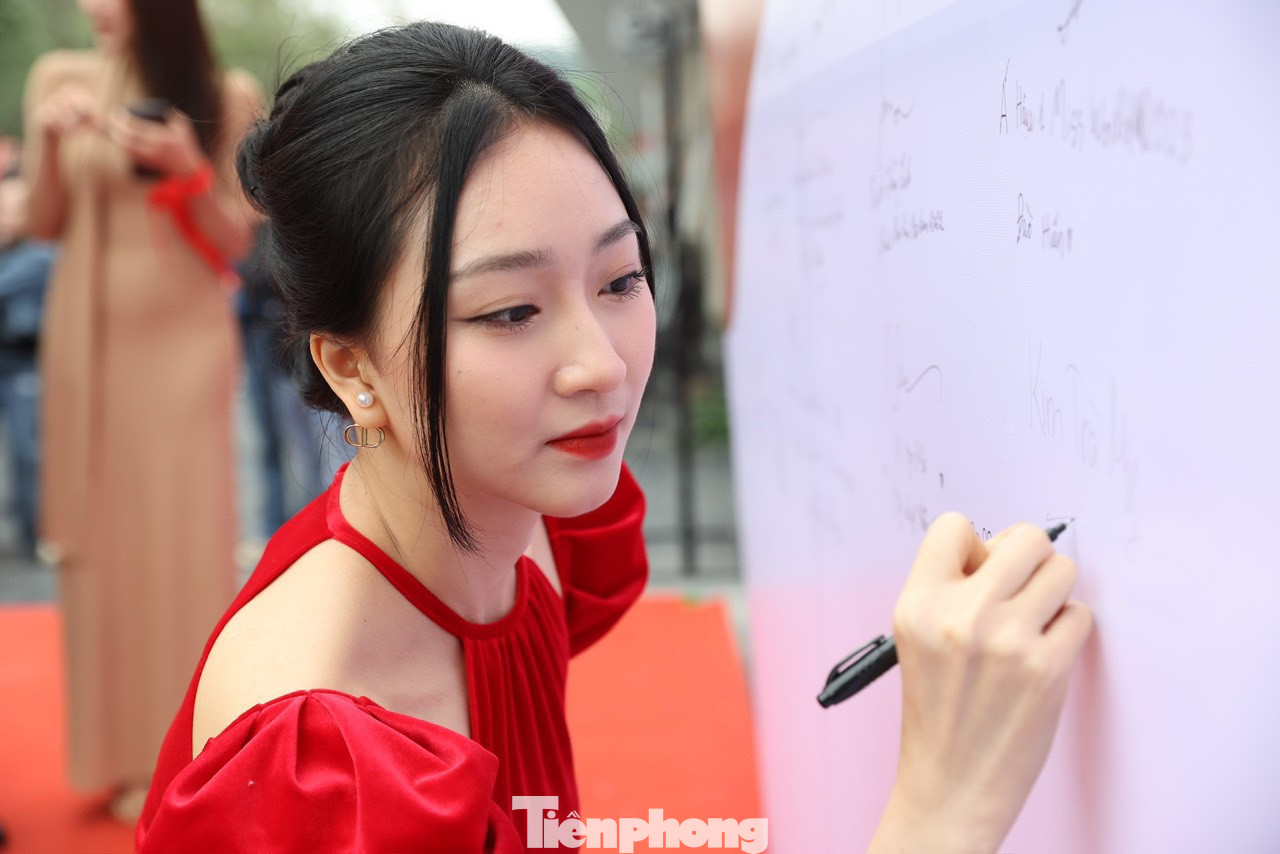 Hoa hậu Việt Nam 2022 Huỳnh Thị Thanh Thuỷ, Á hậu 2 Hoa hậu Việt Nam 2022 Lê Nguyễn Ngọc Hằng, Á khôi 1 Hoa khôi thanh lịch 2023 Kim Trà My, Người đẹp Nhân ái Hoa hậu Việt Nam 2022 Nguyễn Ngọc Mai cùng ký lưu niệm tại chương trình Chủ Nhật Đỏ. Hoa hậu Việt Nam 2022 Huỳnh Thị Thanh Thuỷ, Á hậu 2 Hoa hậu Việt Nam 2022 Lê Nguyễn Ngọc Hằng, Á khôi 1 Hoa khôi thanh lịch 2023 Kim Trà My, Người đẹp Nhân ái Hoa hậu Việt Nam 2022 Nguyễn Ngọc Mai cùng ký lưu niệm tại chương trình Chủ Nhật Đỏ.