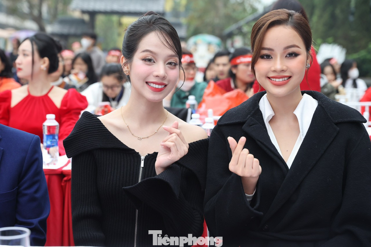 Các hoa hậu, người đẹp vô cùng hào hứng trước sự mến mộ của người dân Phú Thọ, cũng như tinh thần hưởng ứng ngày hội hiến máu tình nguyện tại nơi đất Tổ linh thiêng. Các hoa hậu, người đẹp vô cùng hào hứng trước sự mến mộ của người dân Phú Thọ, cũng như tinh thần hưởng ứng ngày hội hiến máu tình nguyện tại nơi đất Tổ linh thiêng.