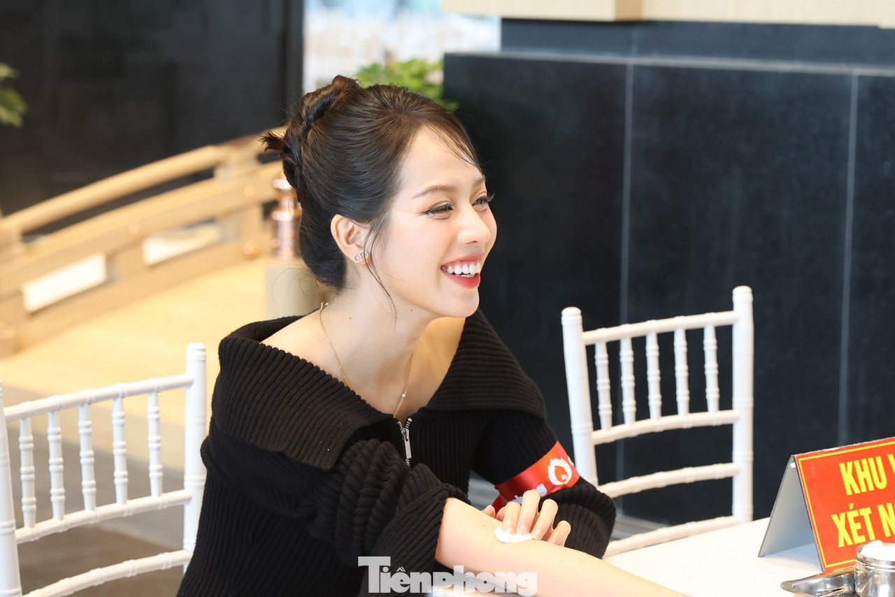 Hoa hậu Việt Nam 2022 Huỳnh Thị Thanh Thuỷ rạng rỡ trong khu xét nghiệm. Cô nói rằng trước đây ngần ngại tham gia bởi trở ngại tâm lý. Lần này thì khác. Cô đã sẵn sàng khi sức khỏe đảm bảo và mạnh dạn hơn. Hoa hậu Việt Nam 2022 Huỳnh Thị Thanh Thuỷ rạng rỡ trong khu xét nghiệm. Cô nói rằng trước đây ngần ngại tham gia bởi trở ngại tâm lý. Lần này thì khác. Cô đã sẵn sàng khi sức khỏe đảm bảo và mạnh dạn hơn.