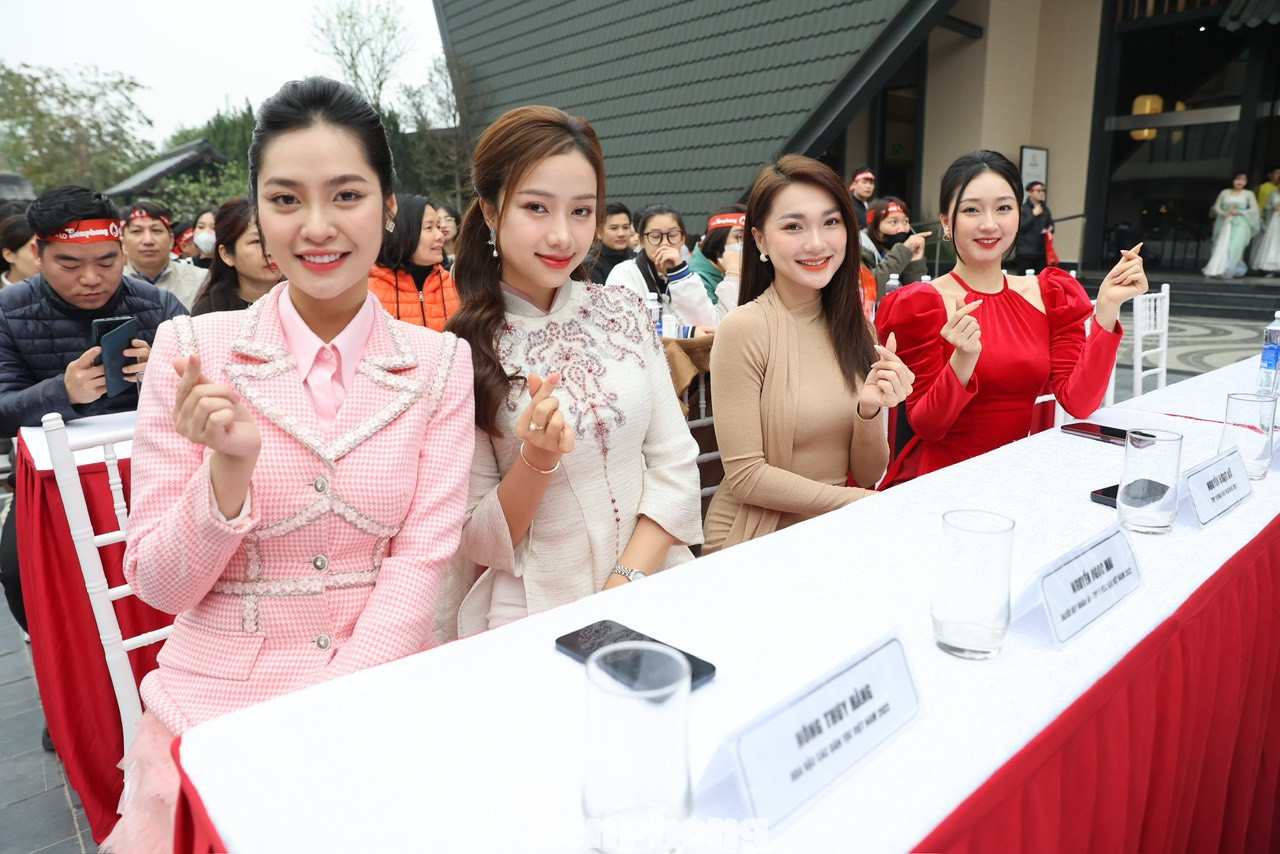 Sáng 3/3, các hoa hậu, người đẹp đã hâm nóng bầu không khí tại Lynn Times Thanh Thủy khi xuất hiện trong chương trình Chủ Nhật Đỏ. Sáng 3/3, các hoa hậu, người đẹp đã hâm nóng bầu không khí tại Lynn Times Thanh Thủy khi xuất hiện trong chương trình Chủ Nhật Đỏ.